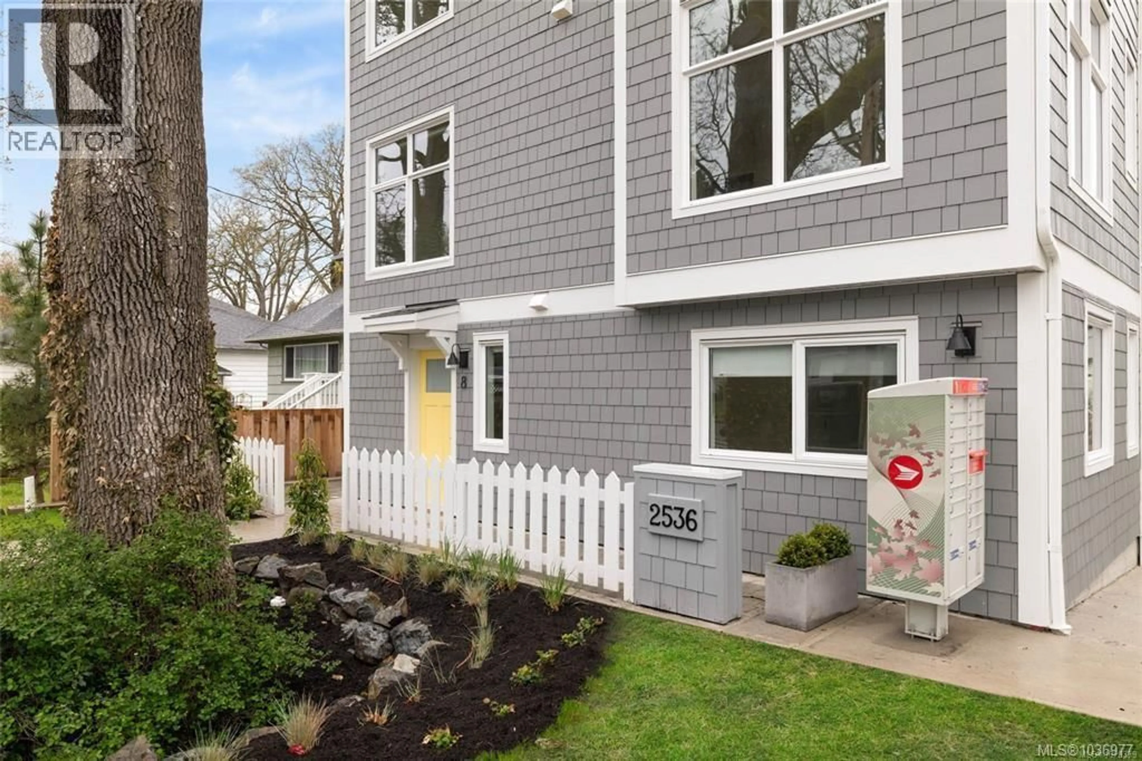 Home with vinyl exterior material, street for 8 - 2536 SHELBOURNE STREET, Victoria British Columbia V8R4L5