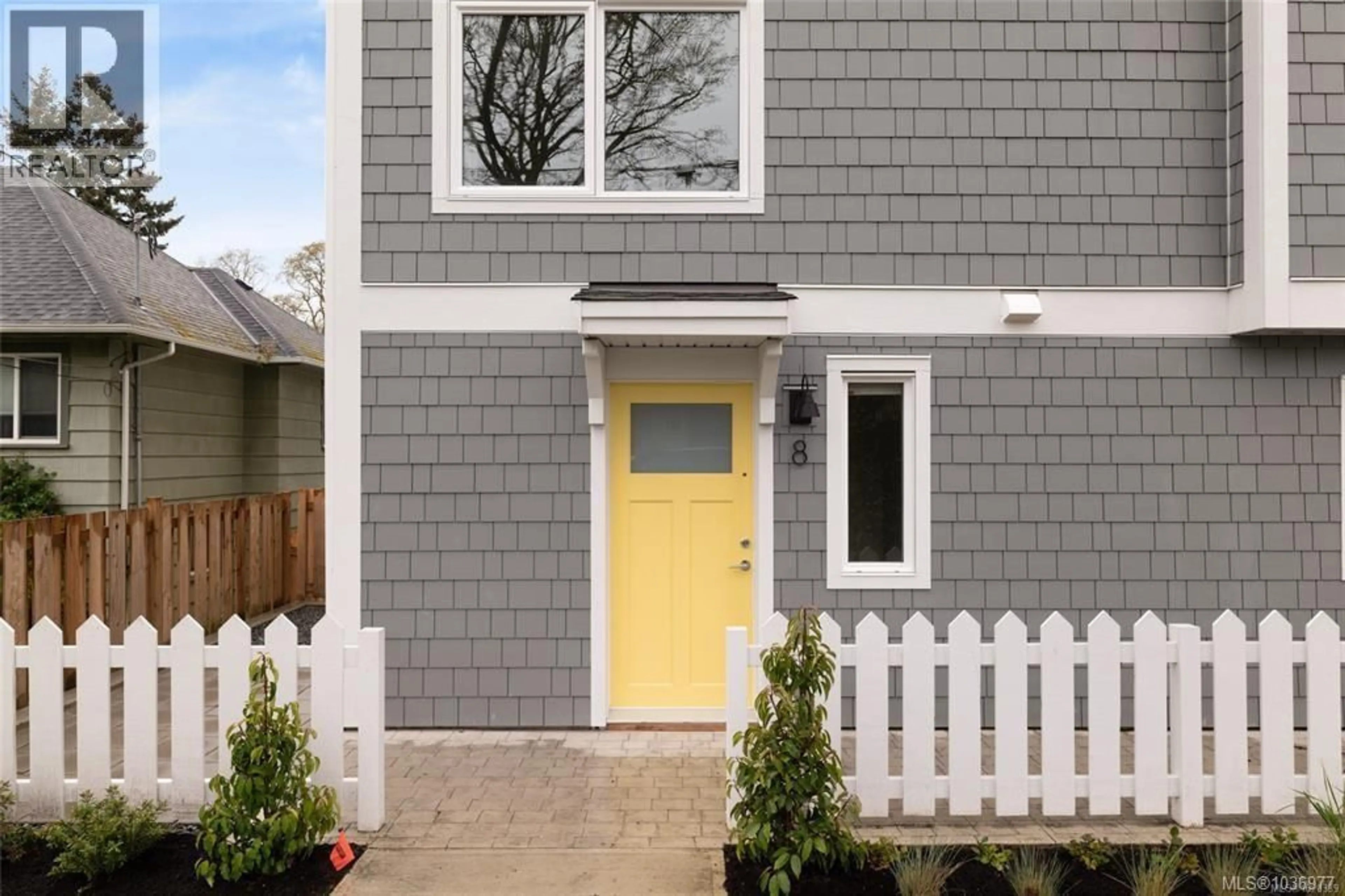 Home with vinyl exterior material, street for 8 - 2536 SHELBOURNE STREET, Victoria British Columbia V8R4L5