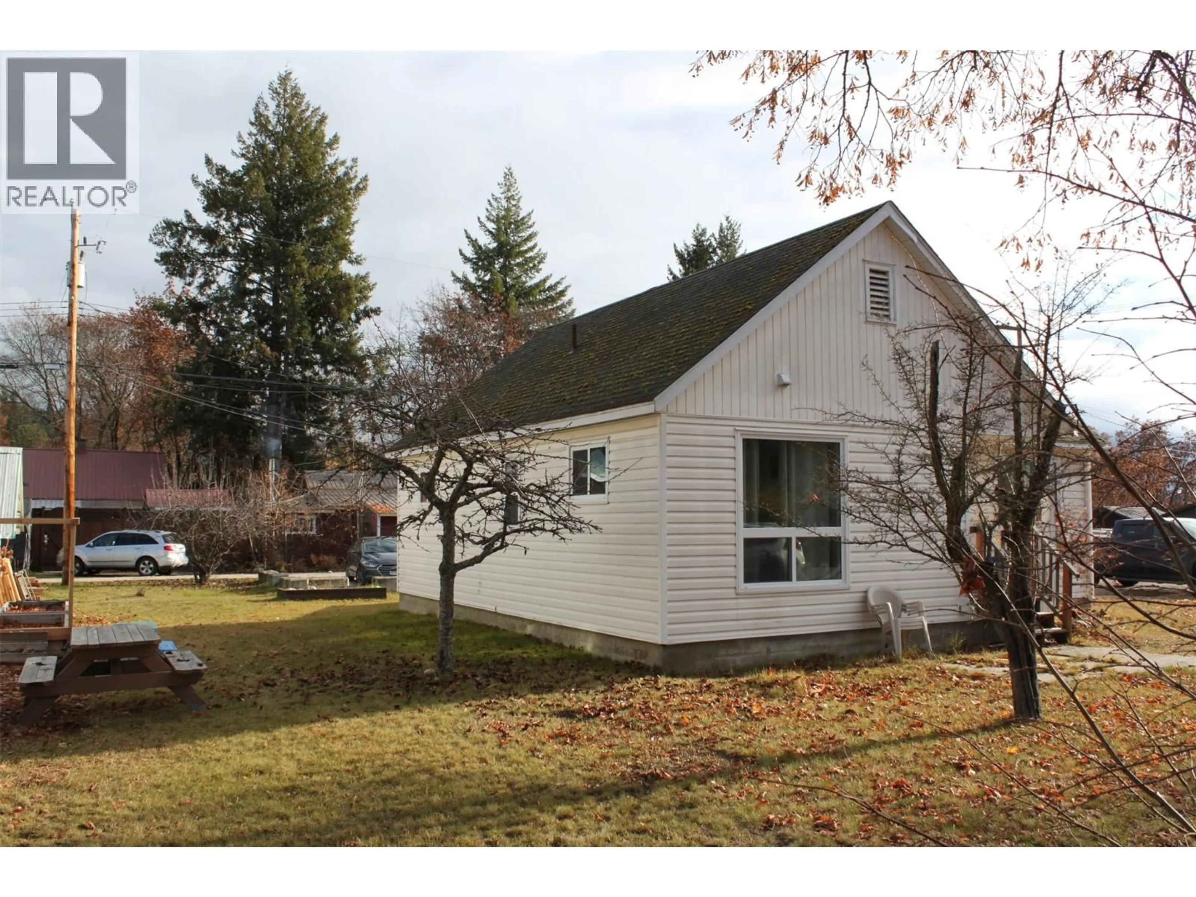 Home with vinyl exterior material, street for 201 6TH AVENUE NORTHWEST, Nakusp British Columbia V0G1R0