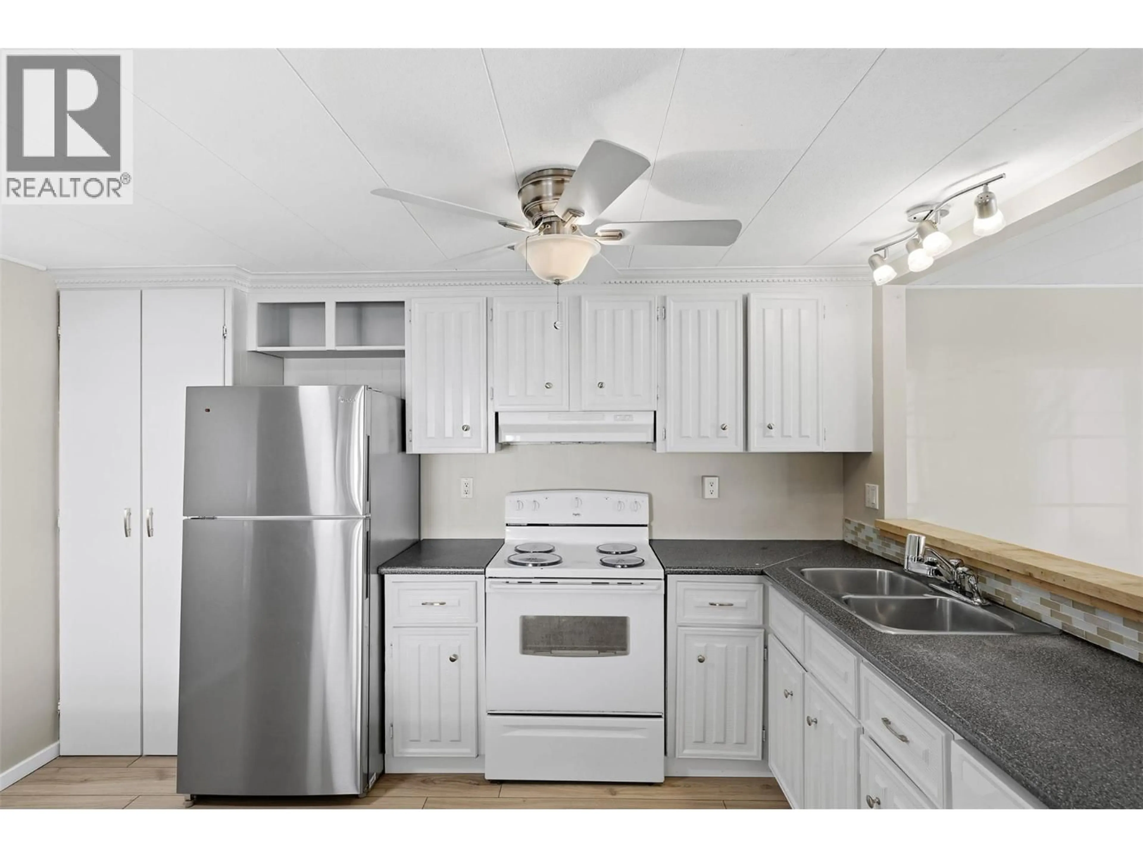 Standard kitchen, unknown for 38 - 1655 ORD ROAD, Kamloops British Columbia V2B7V6