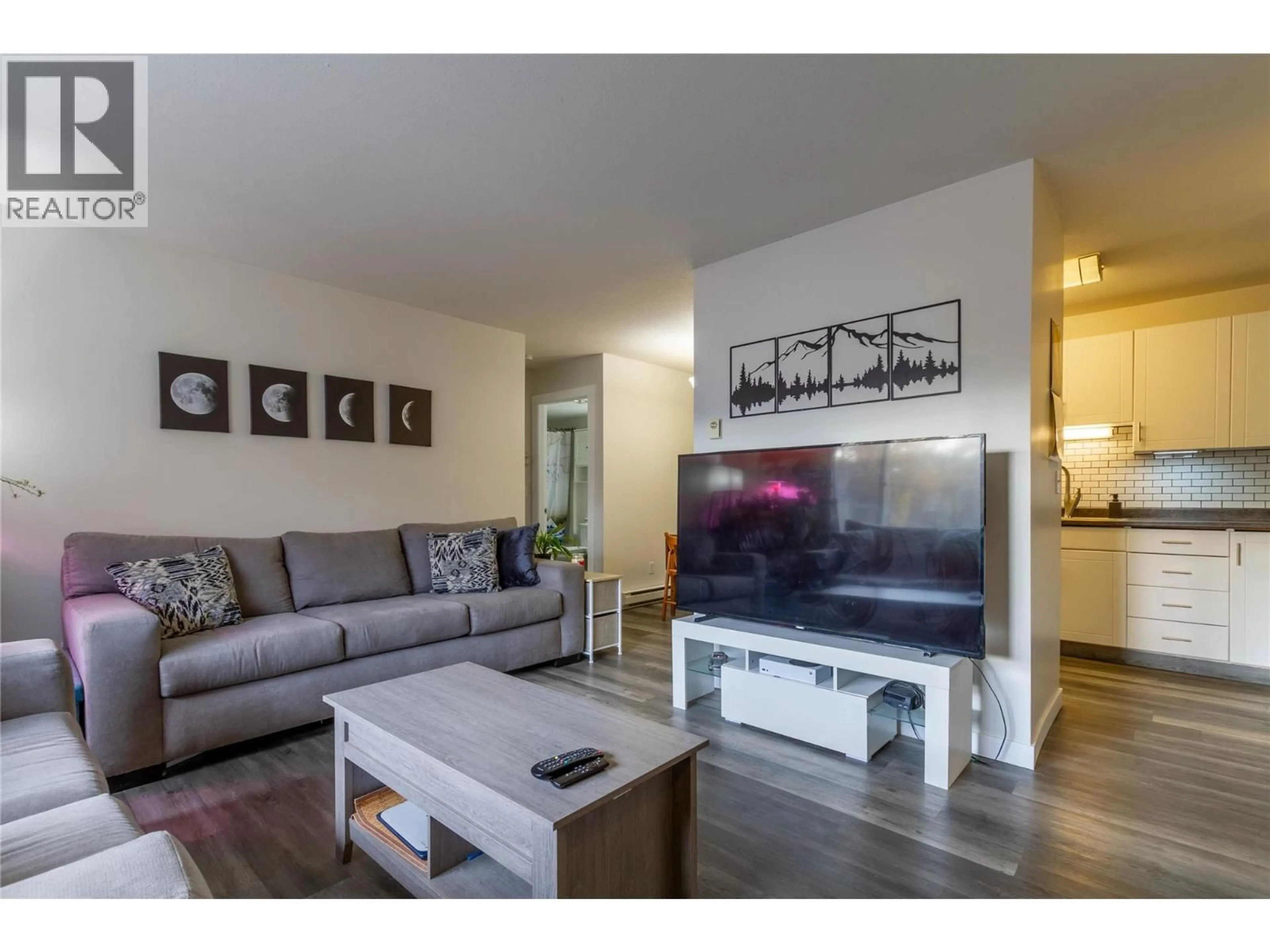 Living room with furniture, wood/laminate floor for 118 - 505 BROWNE ROAD, Vernon British Columbia V1T7M2