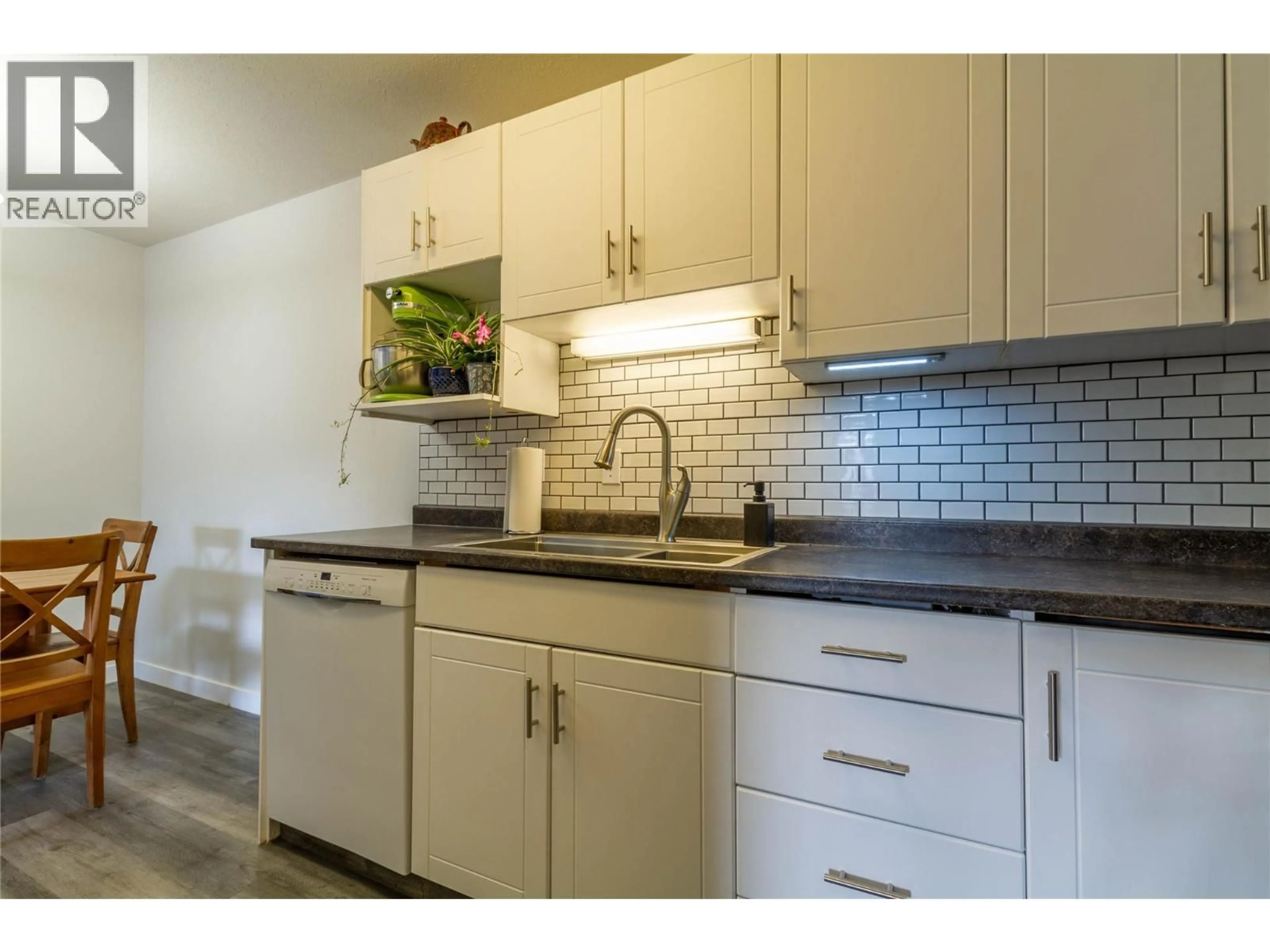 Standard kitchen, ceramic/tile floor for 118 - 505 BROWNE ROAD, Vernon British Columbia V1T7M2