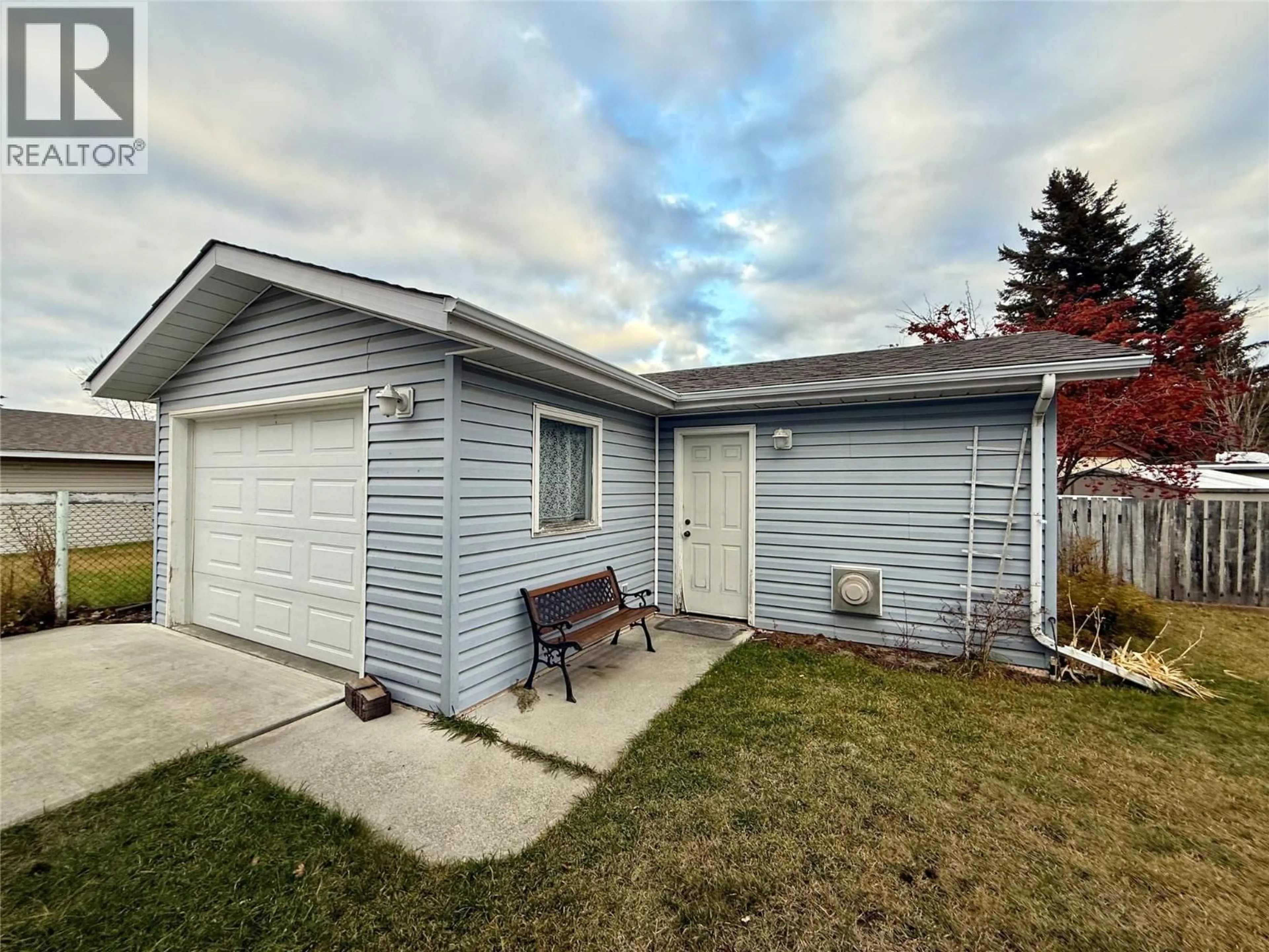 Home with vinyl exterior material, street for 800 24TH AVENUE NORTH, Cranbrook British Columbia V1C6G8