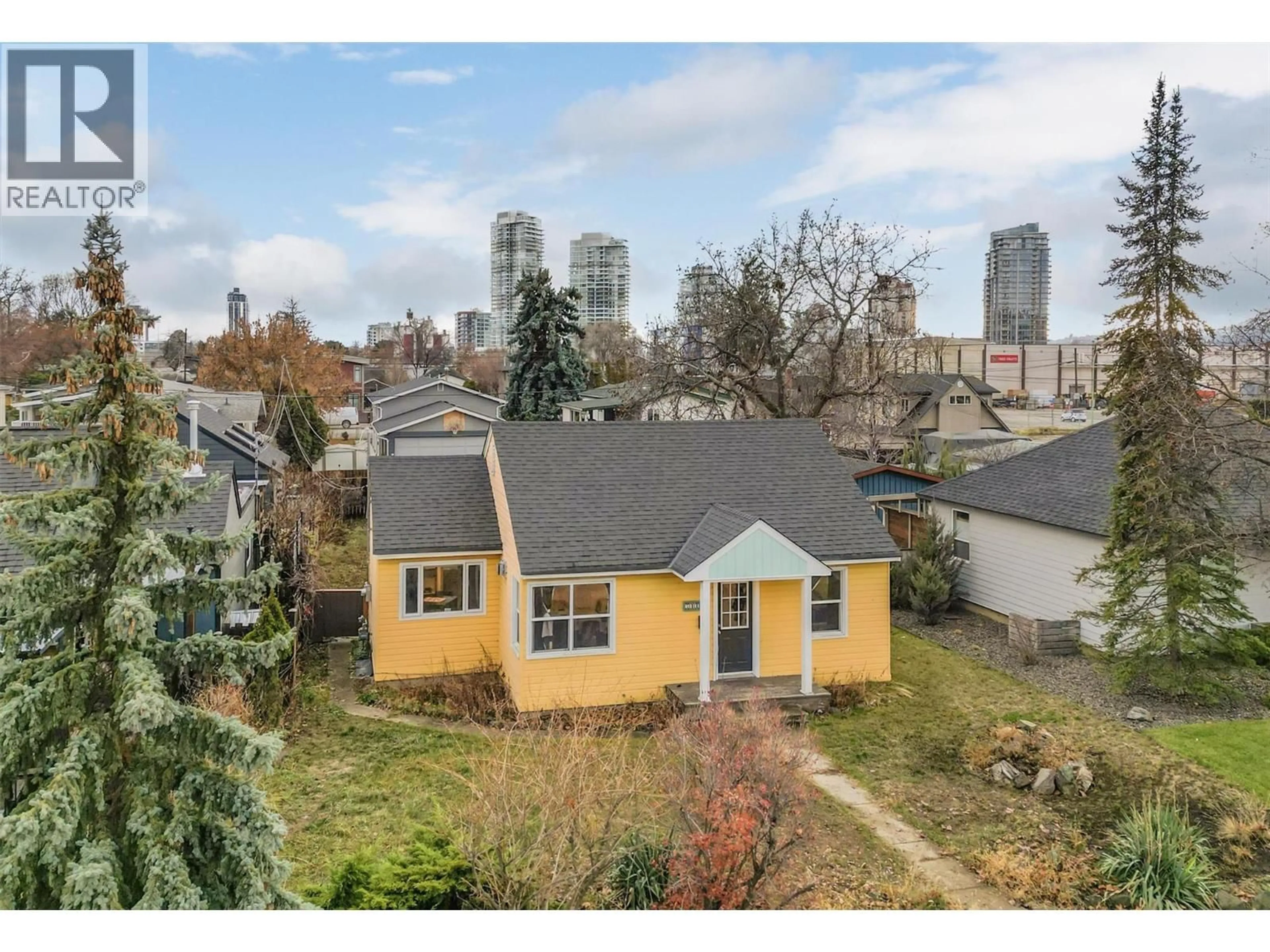 A pic from outside/outdoor area/front of a property/back of a property/a pic from drone, city buildings view from balcony for 541 OKANAGAN BOULEVARD, Kelowna British Columbia V1Y7K9