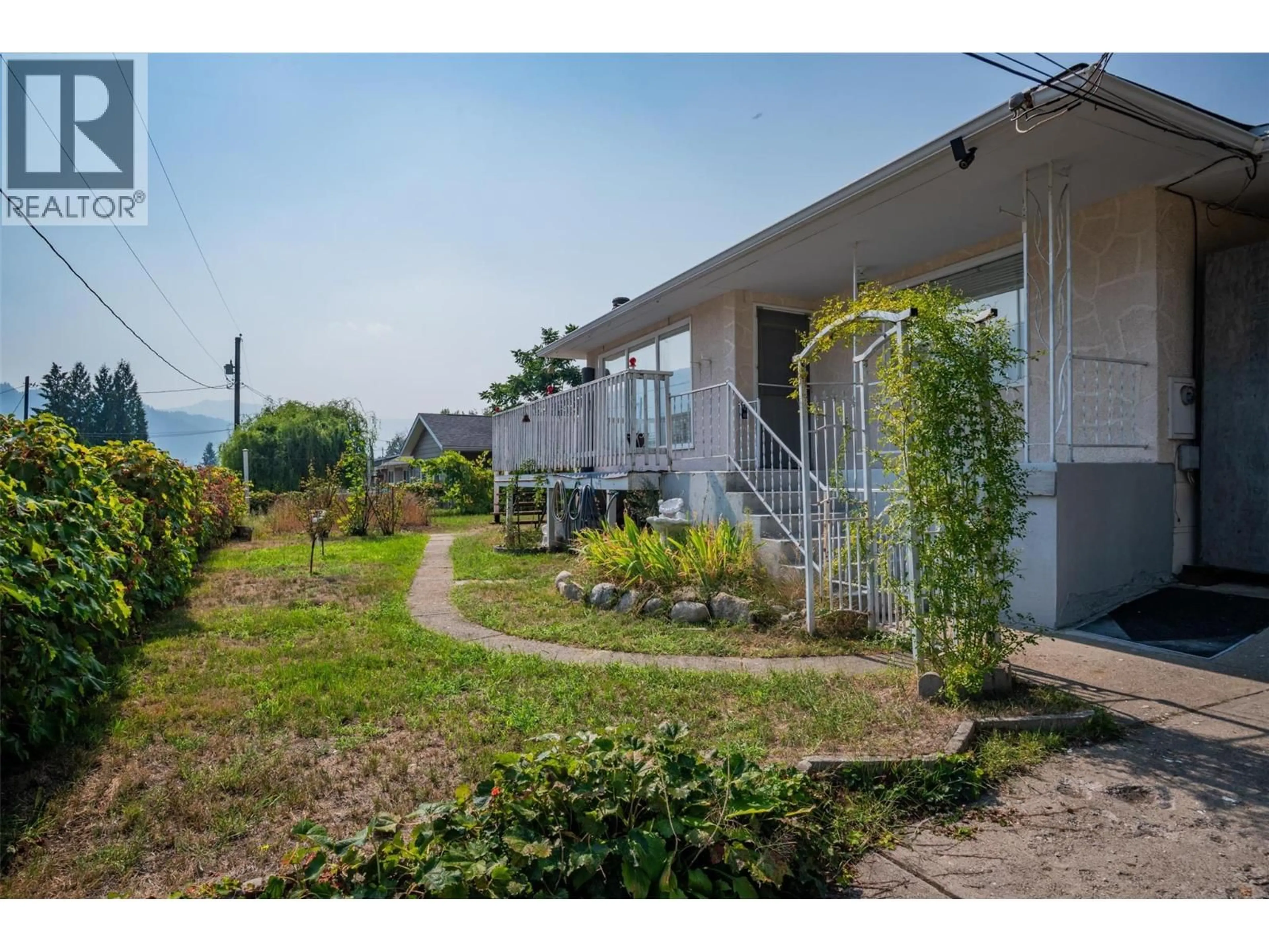 Patio, street for 3404 4TH AVENUE, Castlegar British Columbia V1N2T3