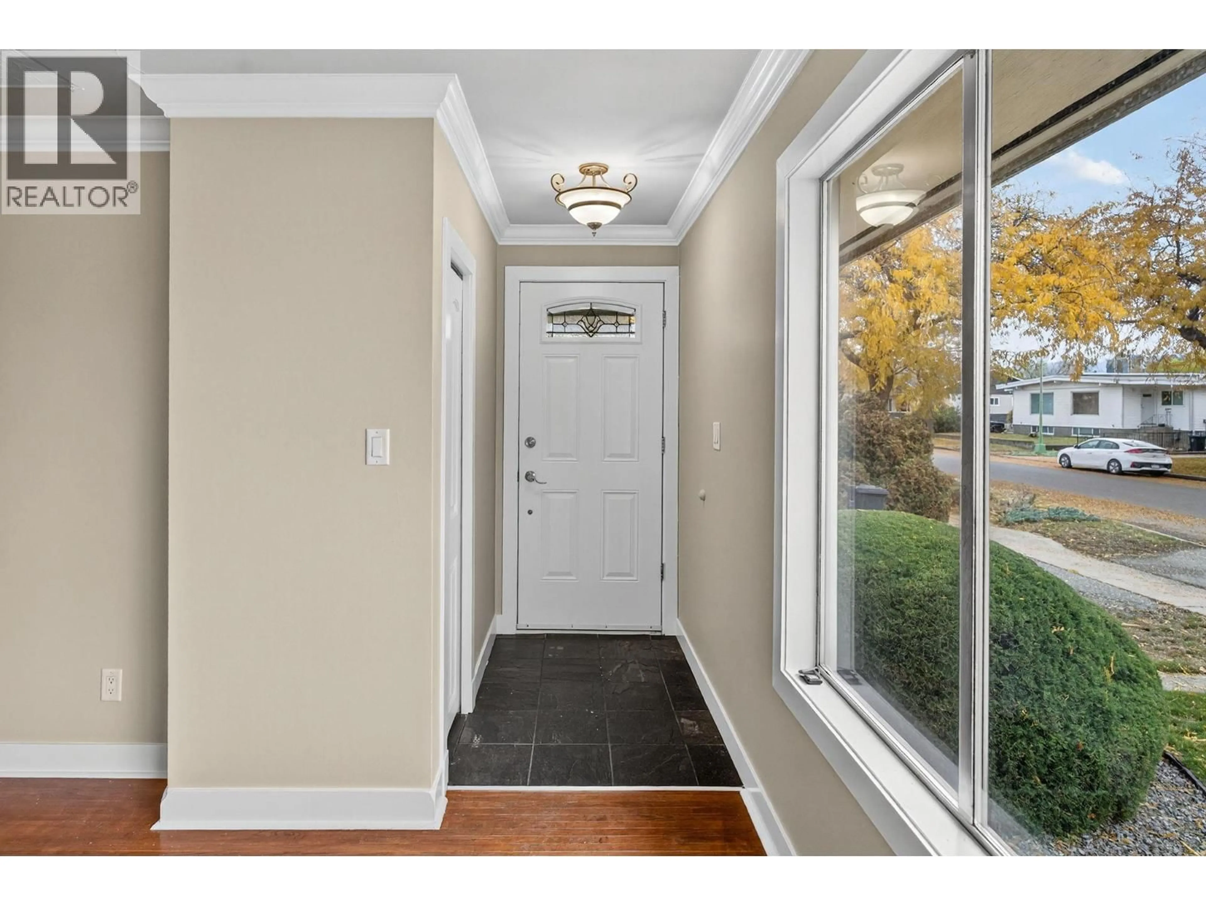 Indoor entryway for 1110 STOCKWELL AVENUE, Kelowna British Columbia V1Y6W6