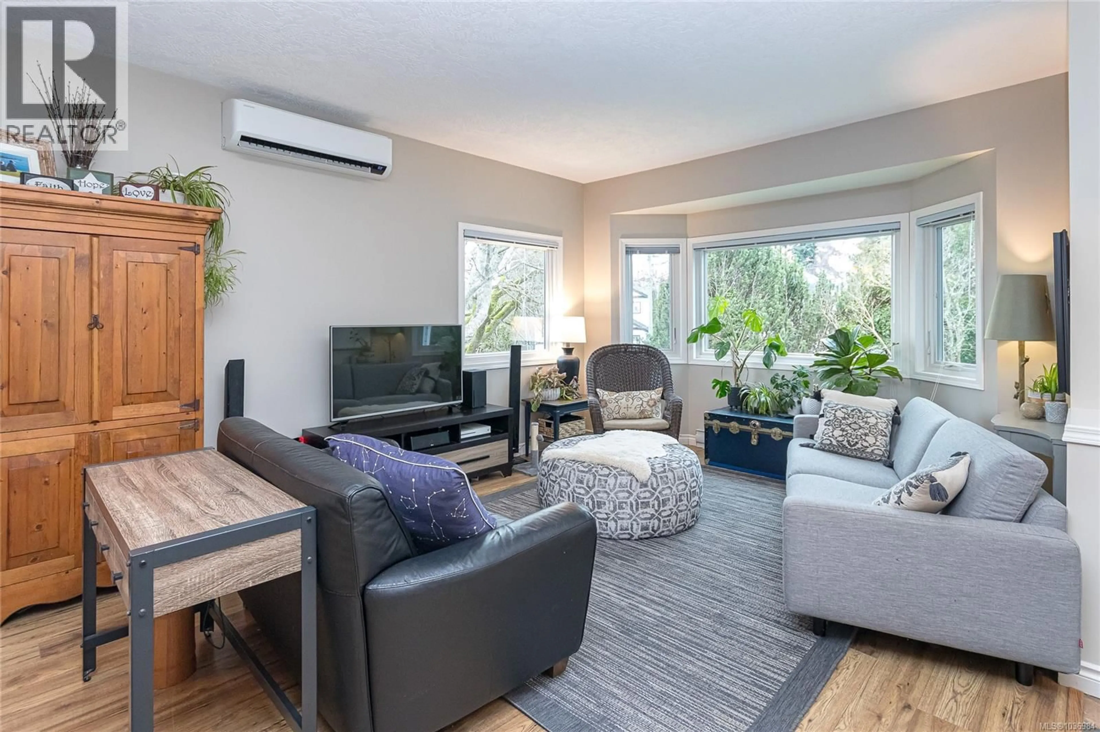 Living room with furniture, wood/laminate floor for 2007 GOVENLOCK PLACE, Sooke British Columbia V9Z0M8