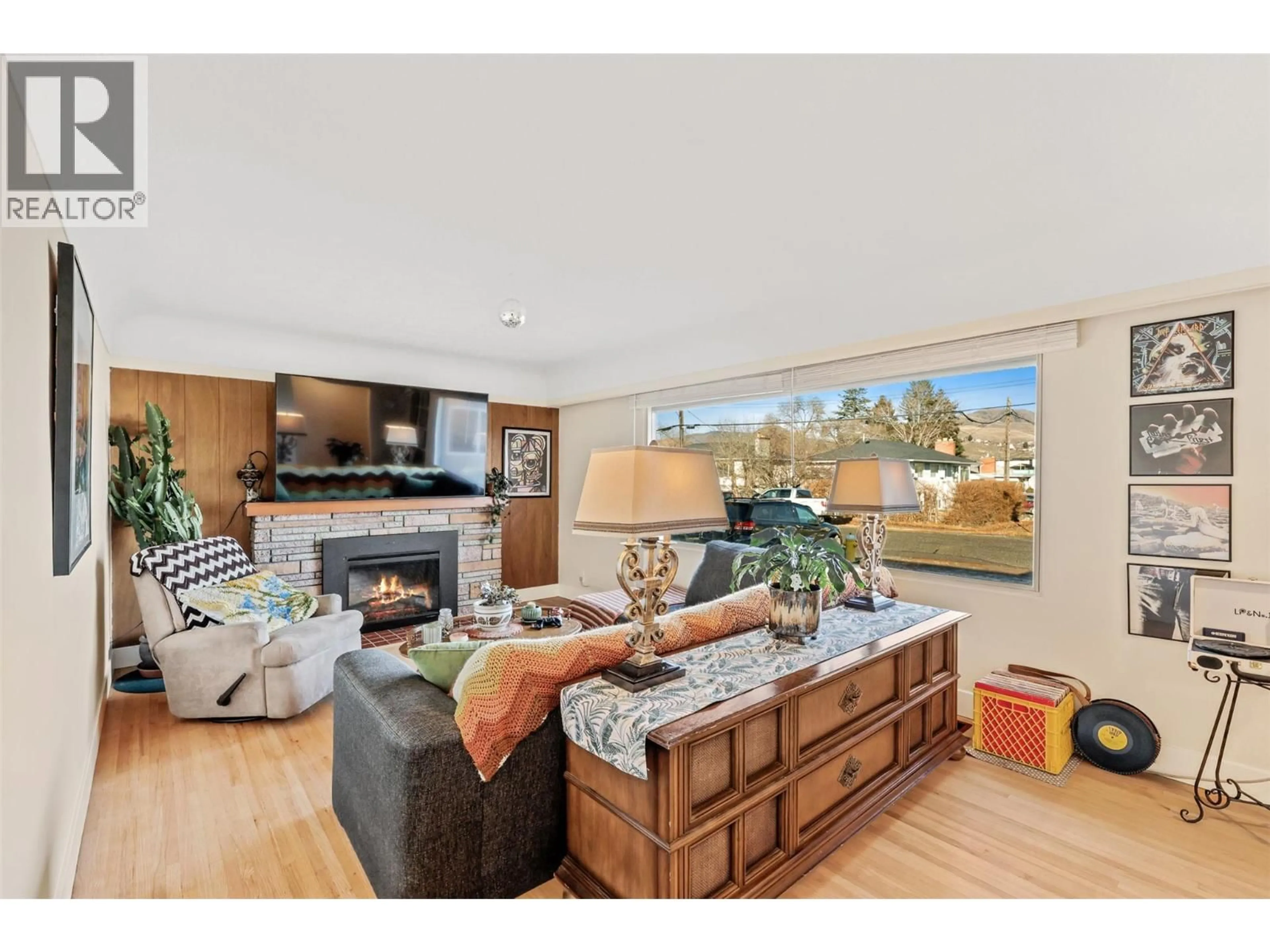 Living room with furniture, wood/laminate floor for 855 RENFREW AVENUE, Kamloops British Columbia V2B3X3