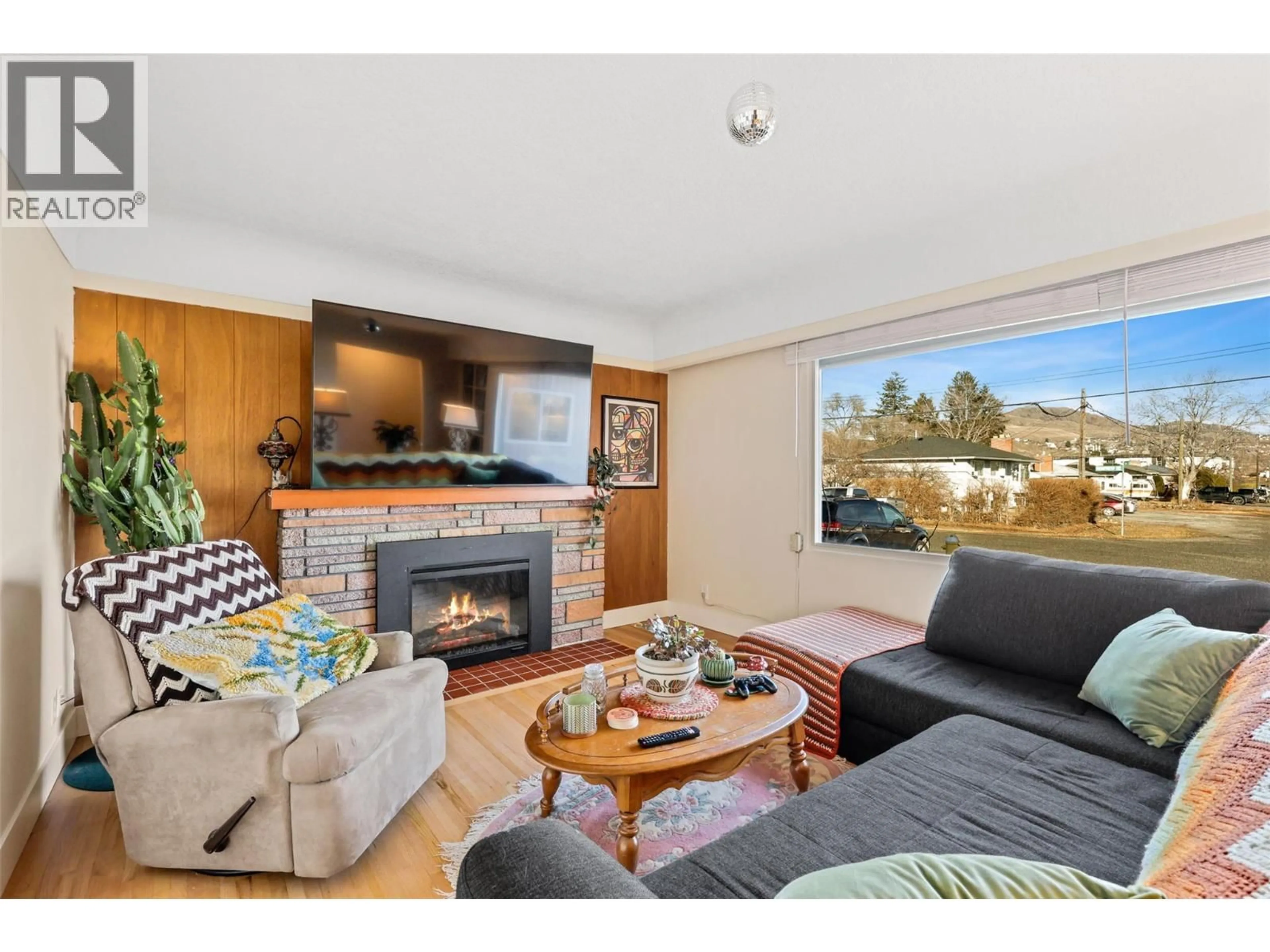 Living room with furniture, wood/laminate floor for 855 RENFREW AVENUE, Kamloops British Columbia V2B3X3