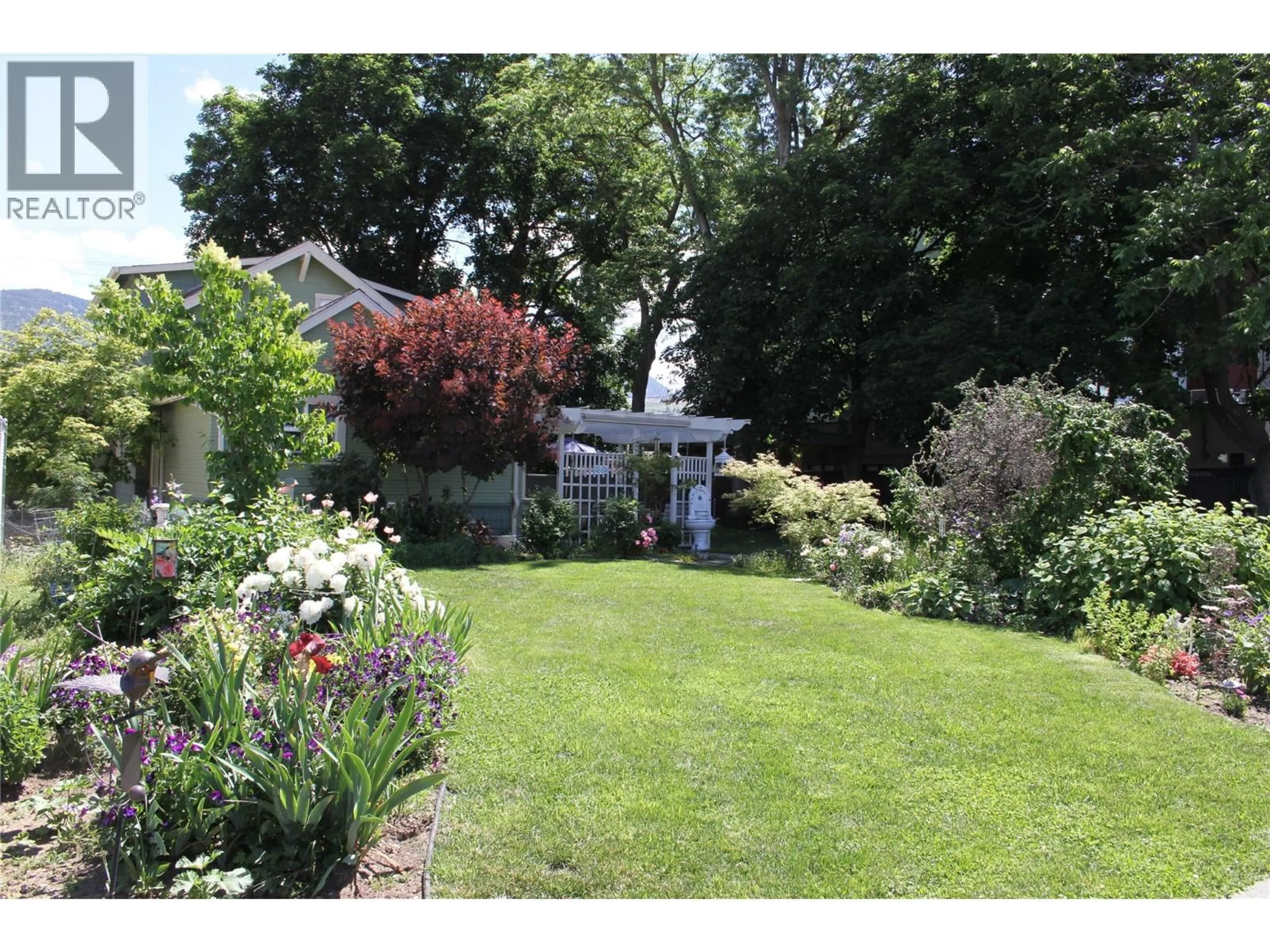 A pic from outside/outdoor area/front of a property/back of a property/a pic from drone, street for 1024 RUTLAND ROAD, Kelowna British Columbia V1X4Z1