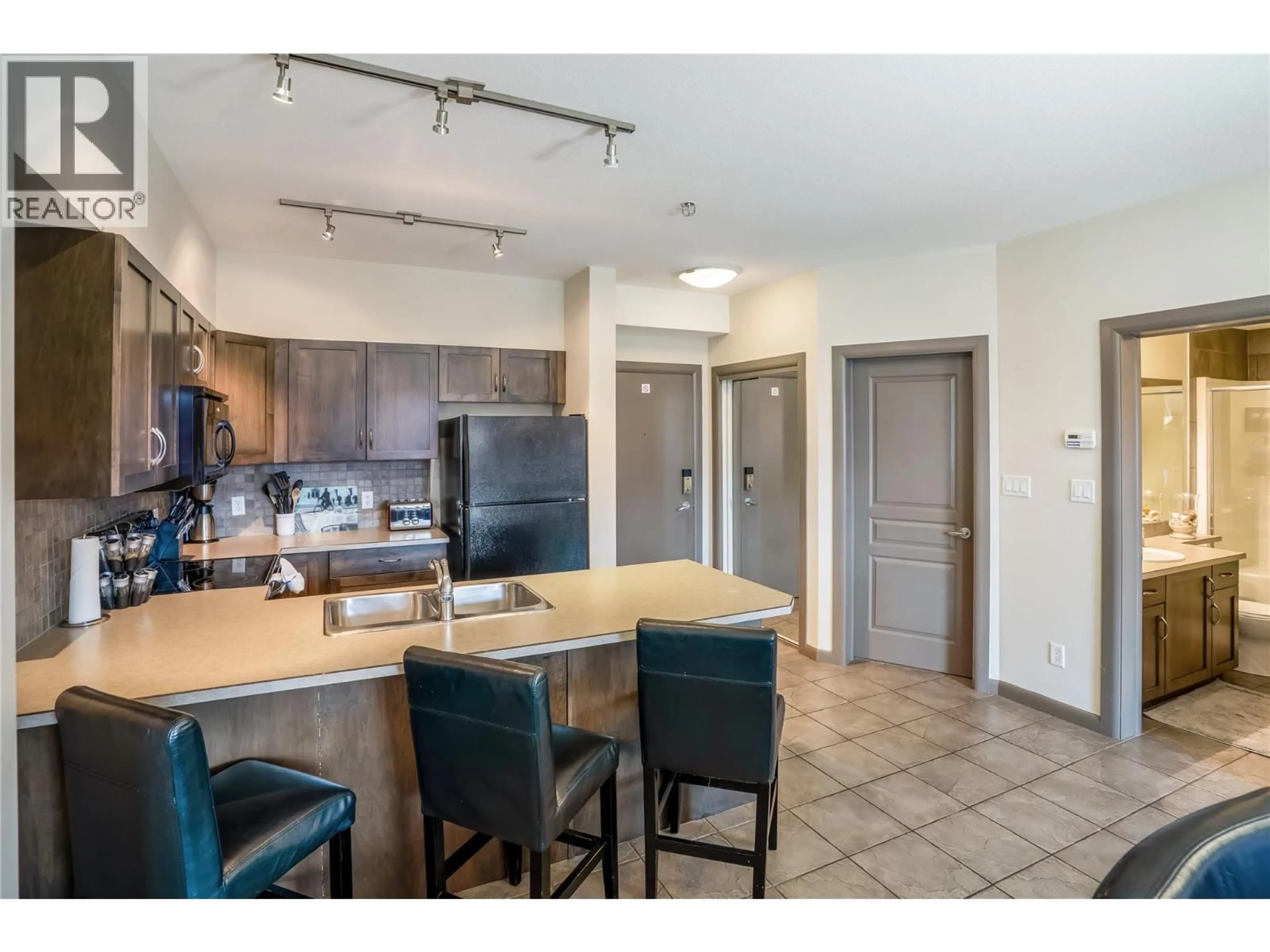 Open concept kitchen, ceramic/tile floor for 629 - 654 COOK ROAD, Kelowna British Columbia V1W3G7