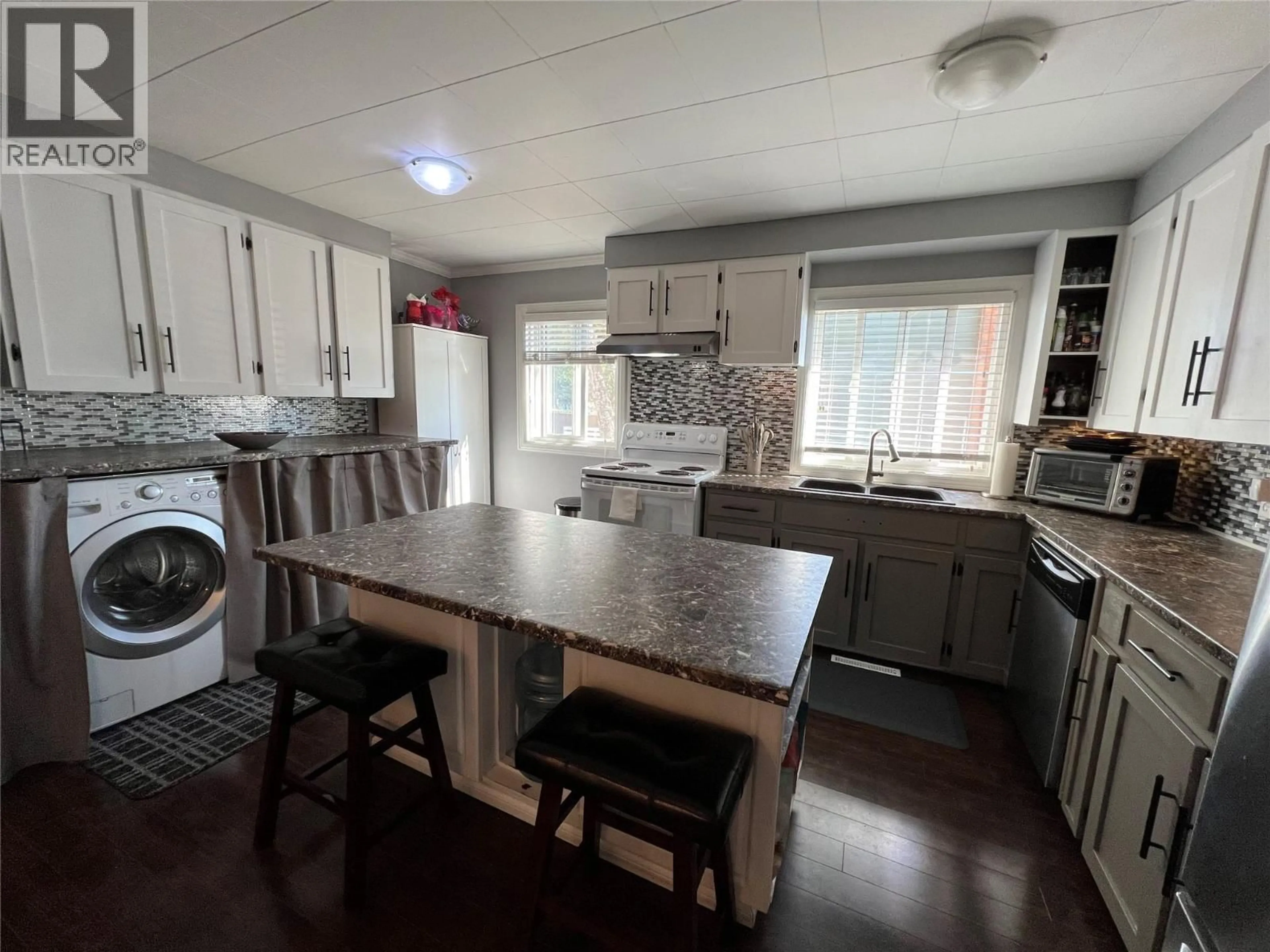 Open concept kitchen, unknown for 9300 9 STREET, Dawson Creek British Columbia V1G3S3