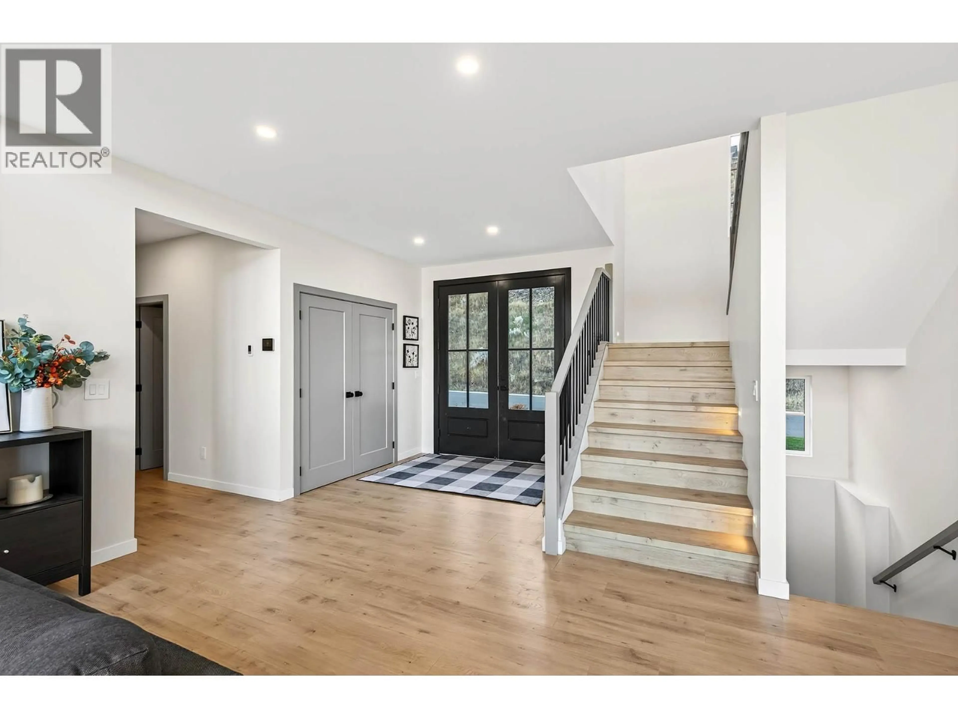 Indoor entryway for 31 - 3100 KICKING HORSE DRIVE, Kamloops British Columbia V2E0B8