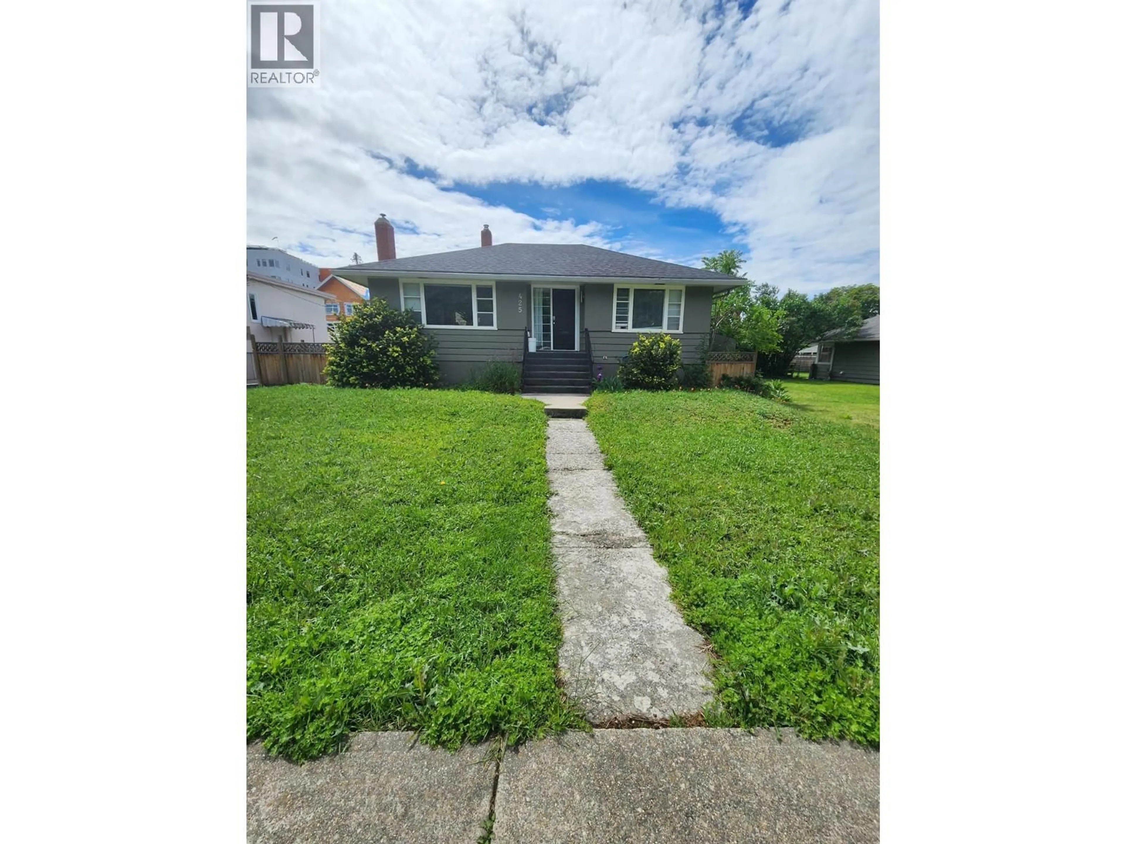 A pic from outside/outdoor area/front of a property/back of a property/a pic from drone, street for 425 GLENWOOD AVENUE, Kelowna British Columbia V1Y5L9