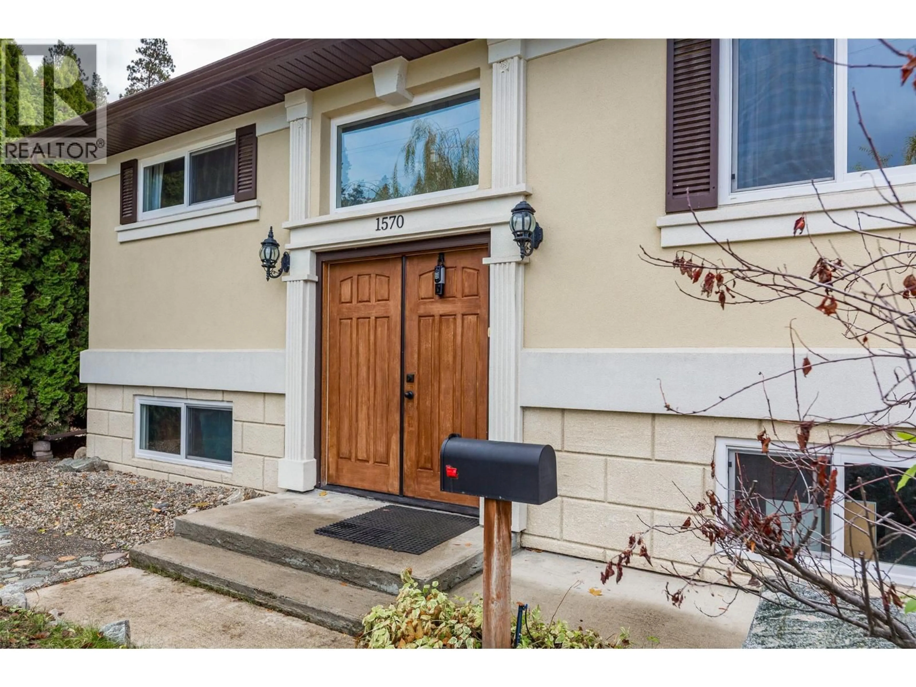 Indoor entryway for 1570 PASADENA ROAD, Kelowna British Columbia V1X4P8