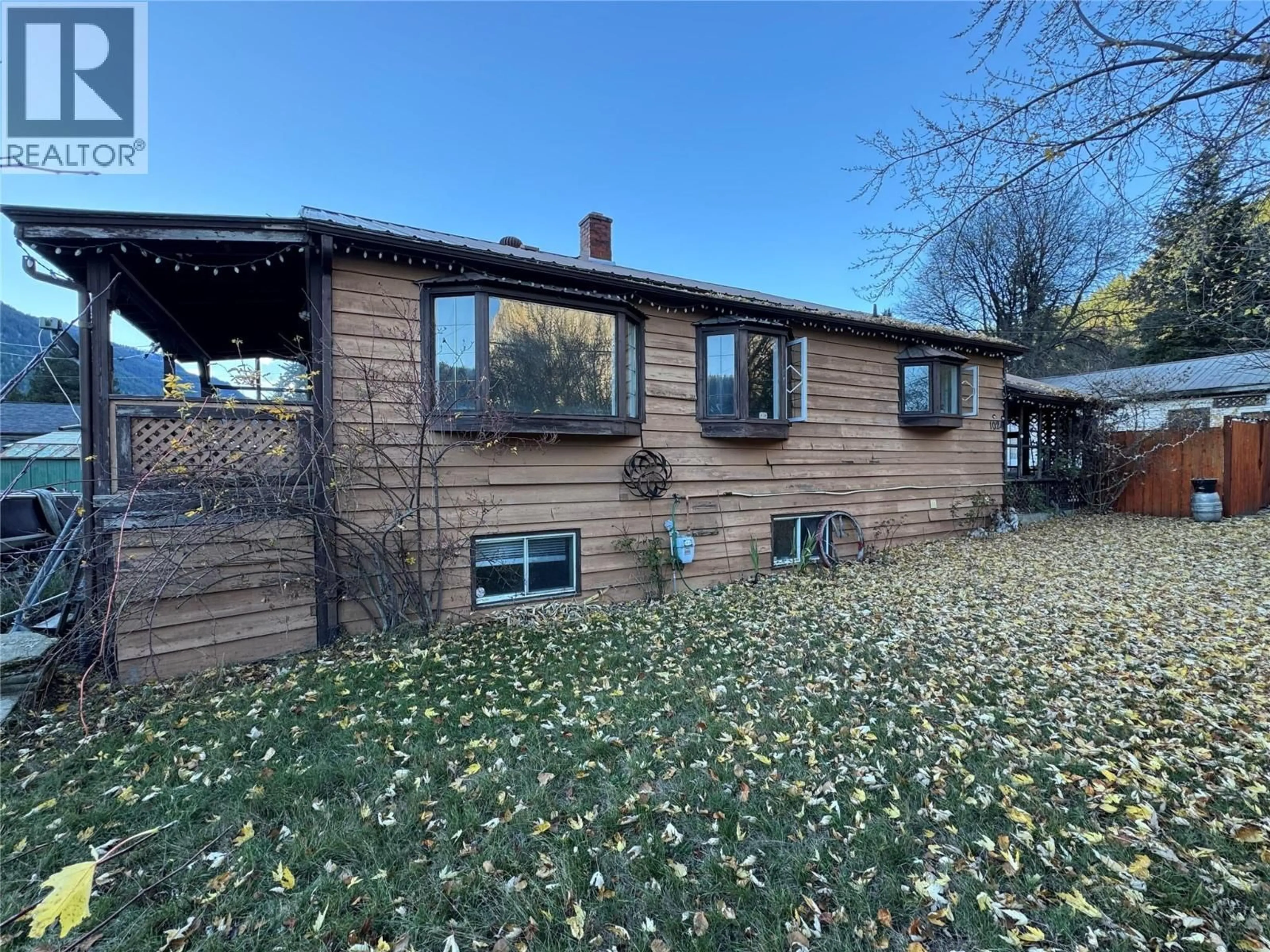 A pic from outside/outdoor area/front of a property/back of a property/a pic from drone, unknown for 1042 VINE STREET, Robson British Columbia V1N4V8