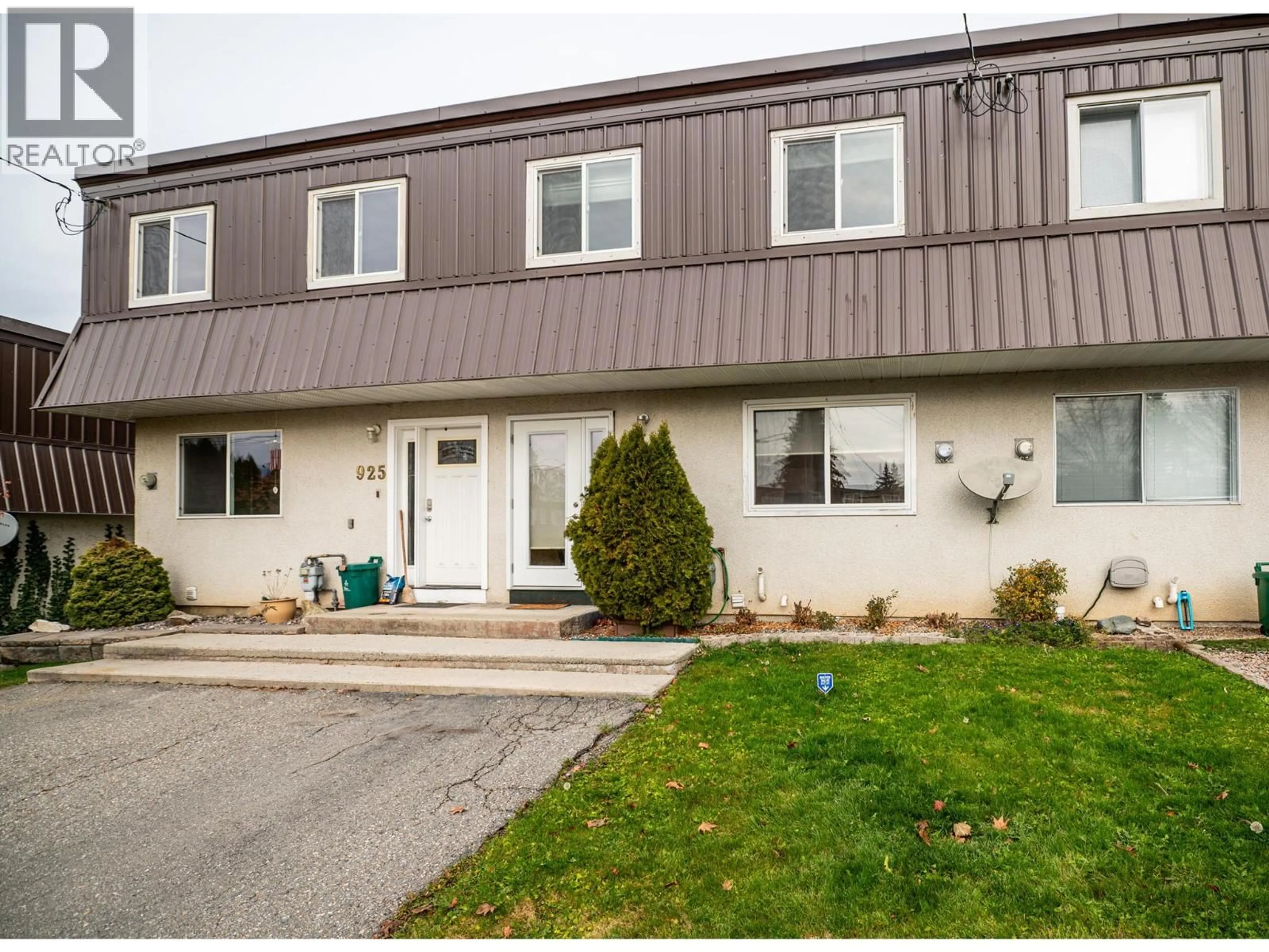 Home with vinyl exterior material, street for 924 DOGWOOD STREET, Creston British Columbia V0B1G3