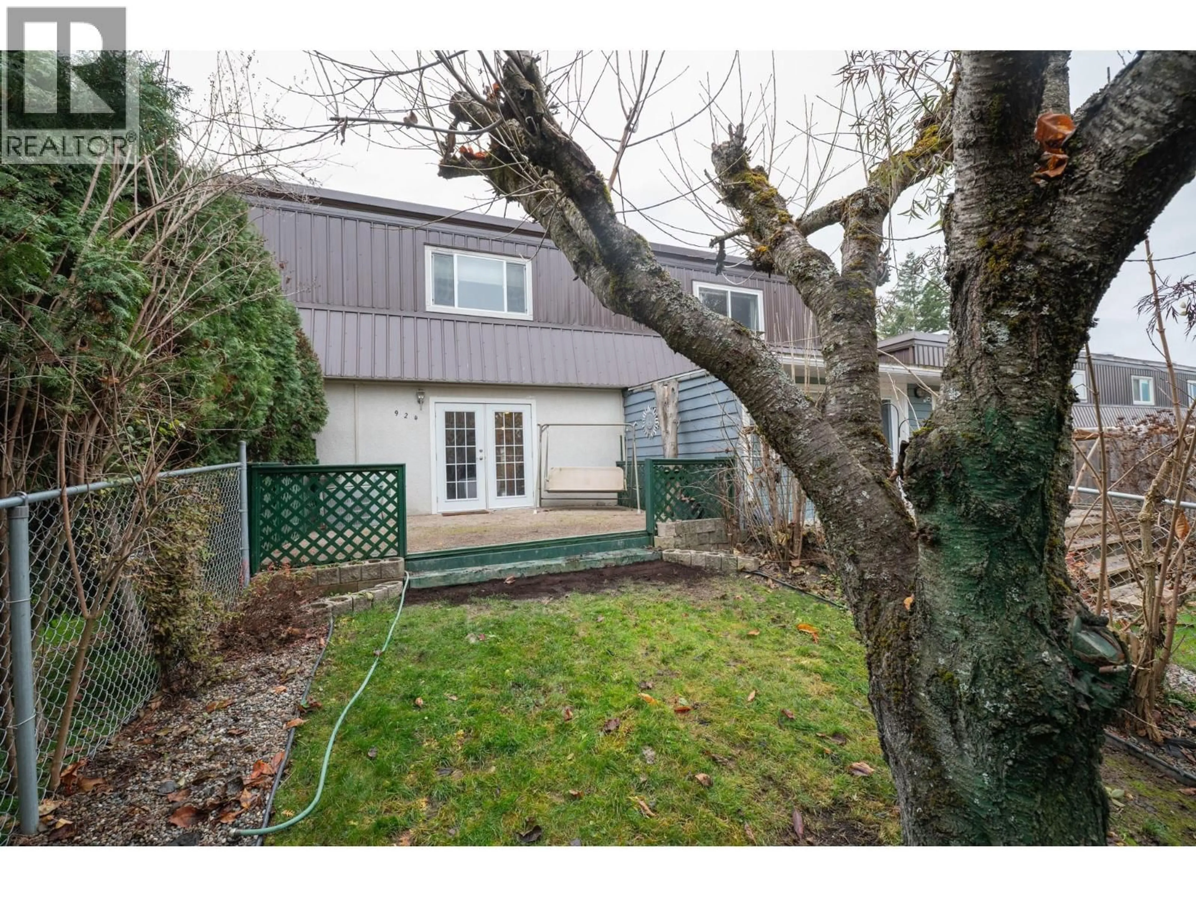 A pic from outside/outdoor area/front of a property/back of a property/a pic from drone, street for 924 DOGWOOD STREET, Creston British Columbia V0B1G3