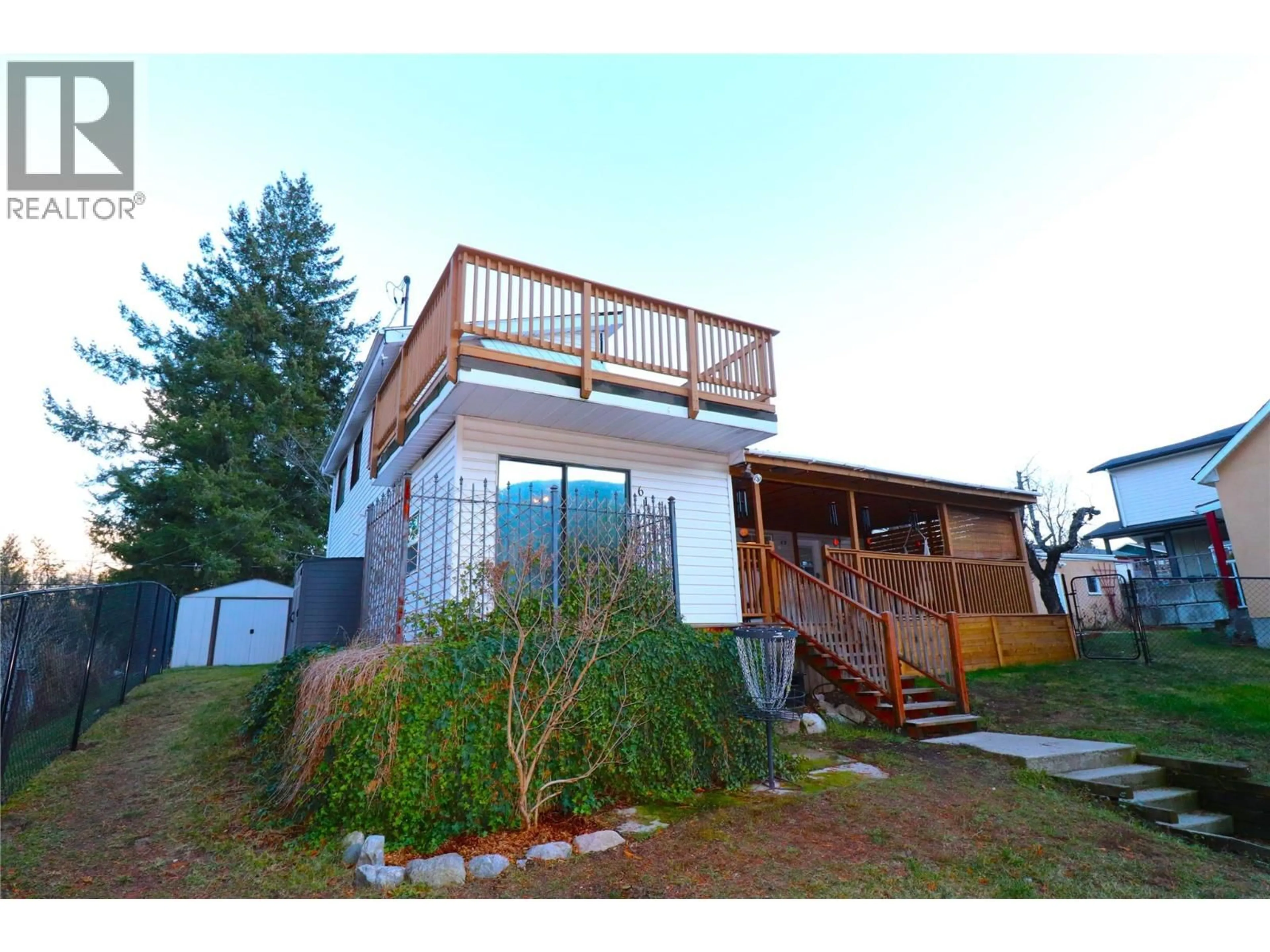 A pic from outside/outdoor area/front of a property/back of a property/a pic from drone, unknown for 613 11TH AVENUE, Castlegar British Columbia V1N1J7