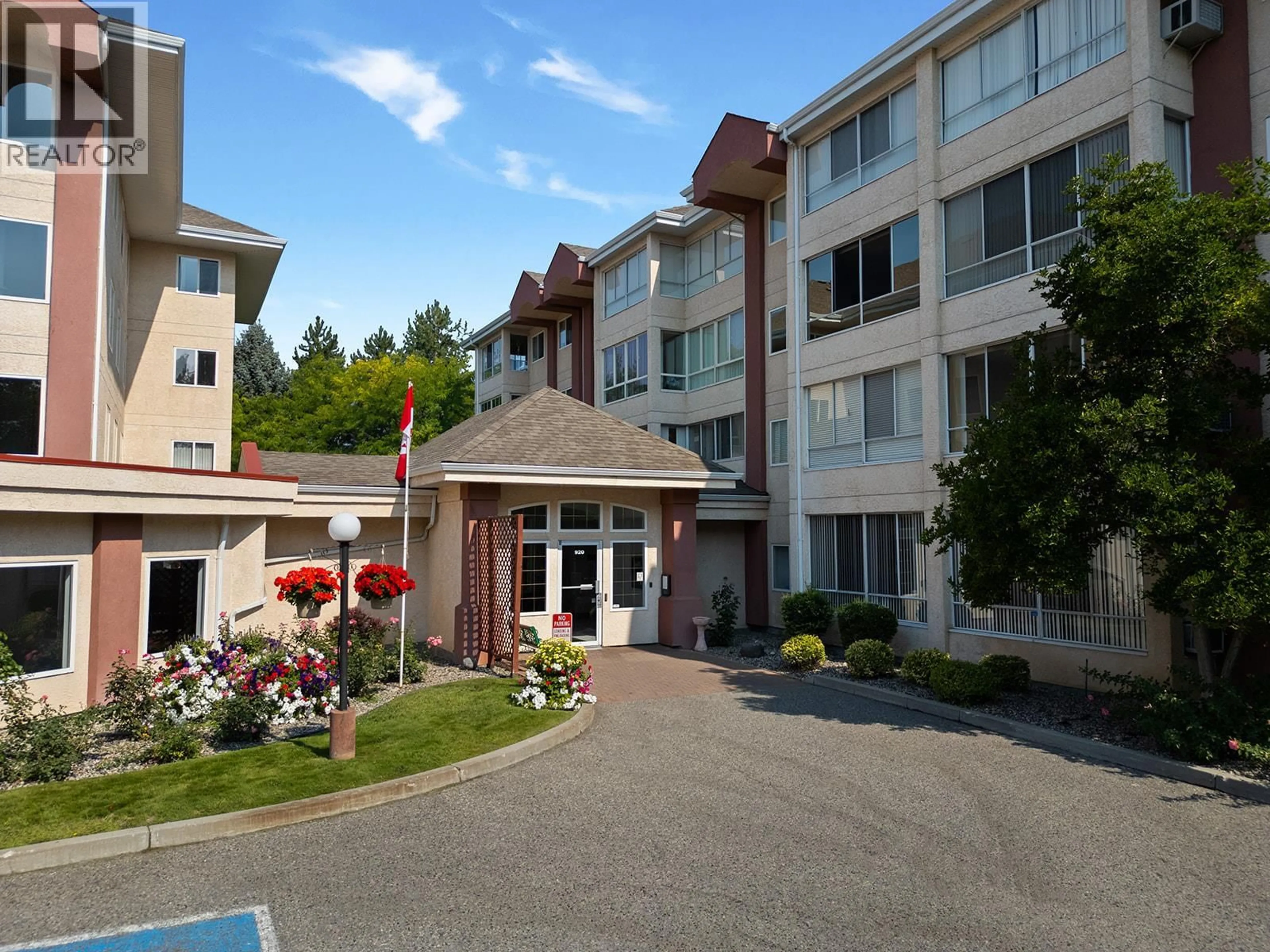 Indoor foyer for 214 - 920 SASKATOON ROAD, Kelowna British Columbia V1X7P8