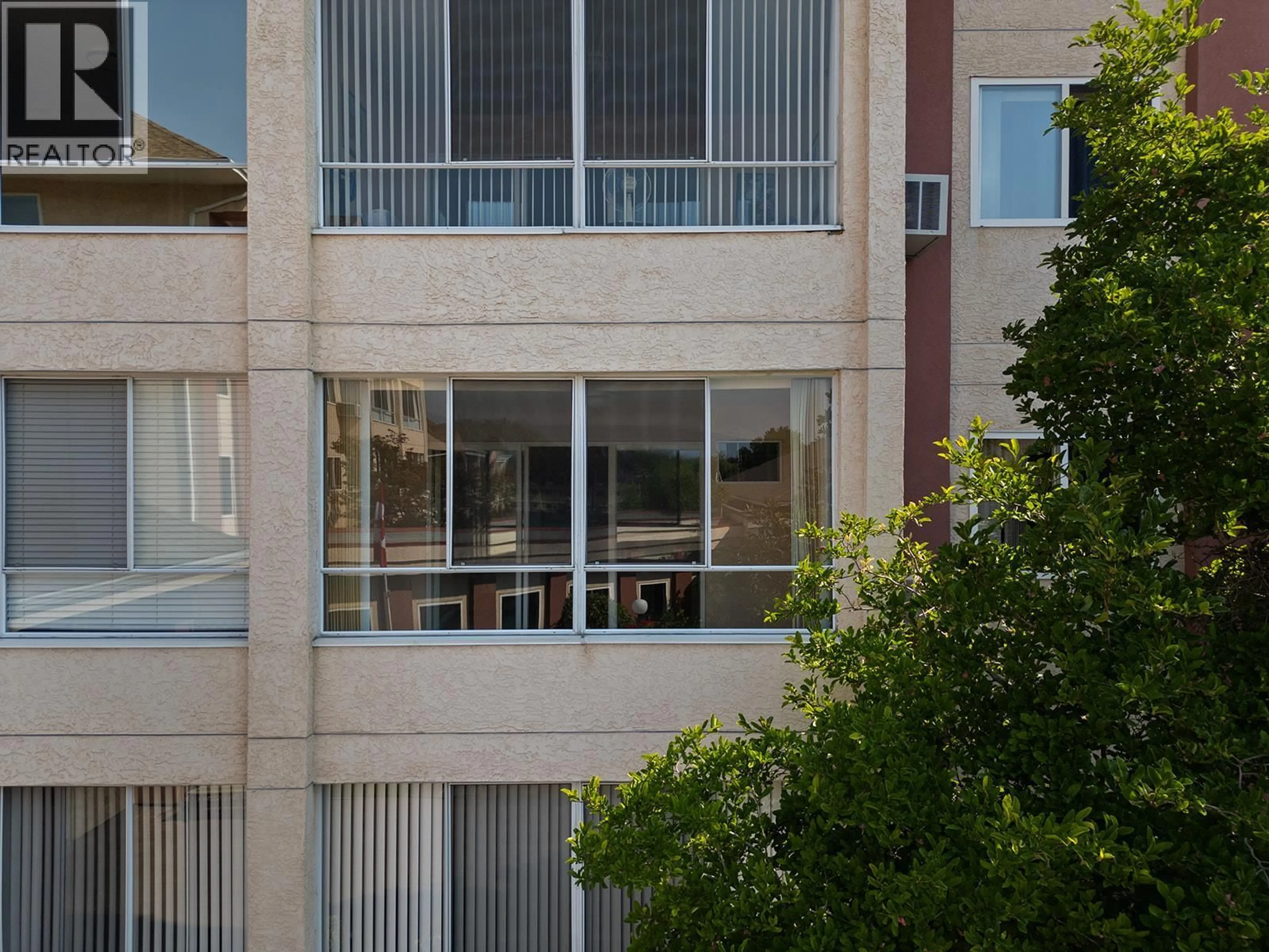 Indoor foyer for 214 - 920 SASKATOON ROAD, Kelowna British Columbia V1X7P8