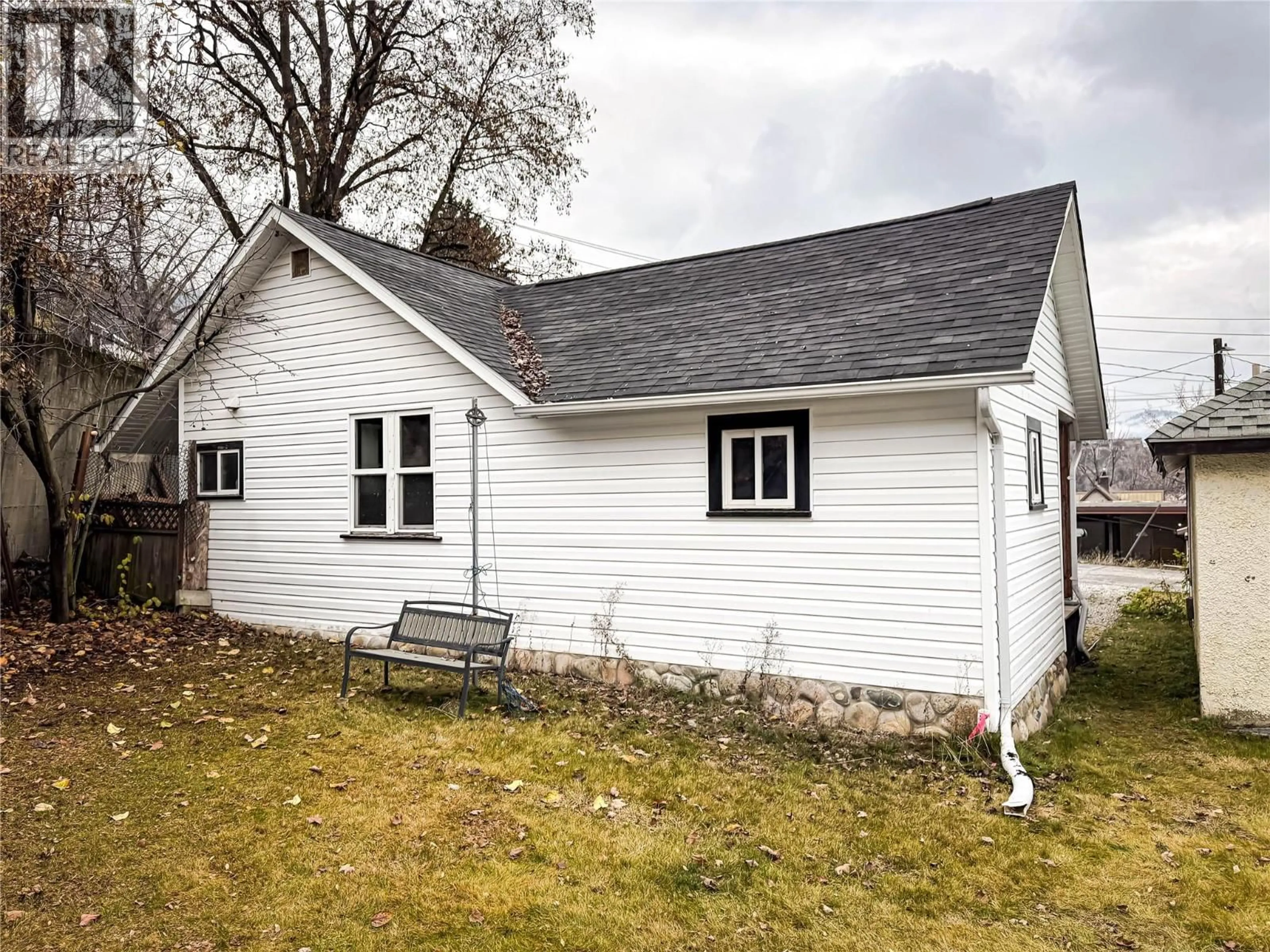 Home with vinyl exterior material, building for 950 ASPEN STREET, Trail British Columbia V1R3X9