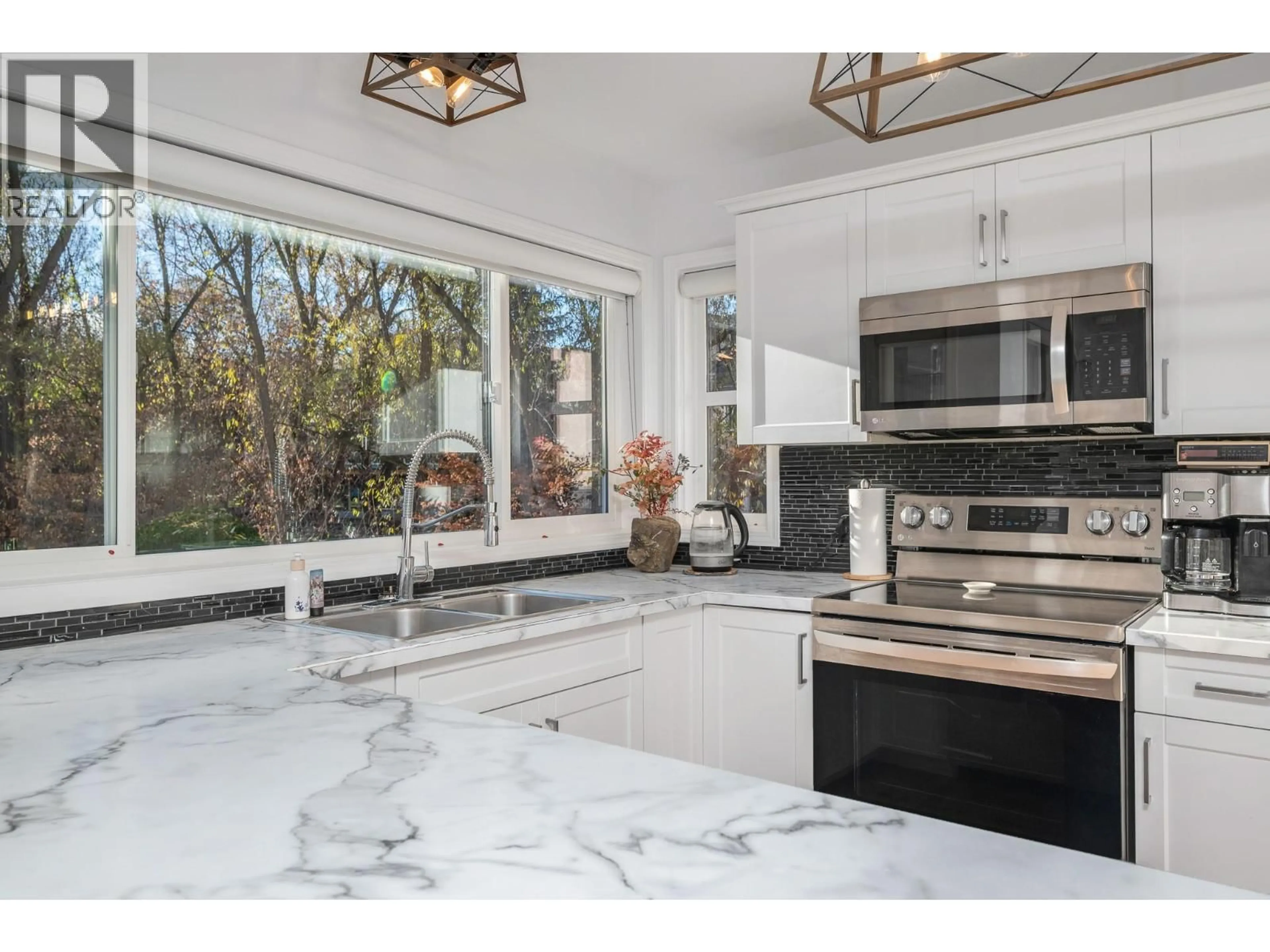 Open concept kitchen, ceramic/tile floor for 9 - 401 BROWNE ROAD, Vernon British Columbia V1T7M2