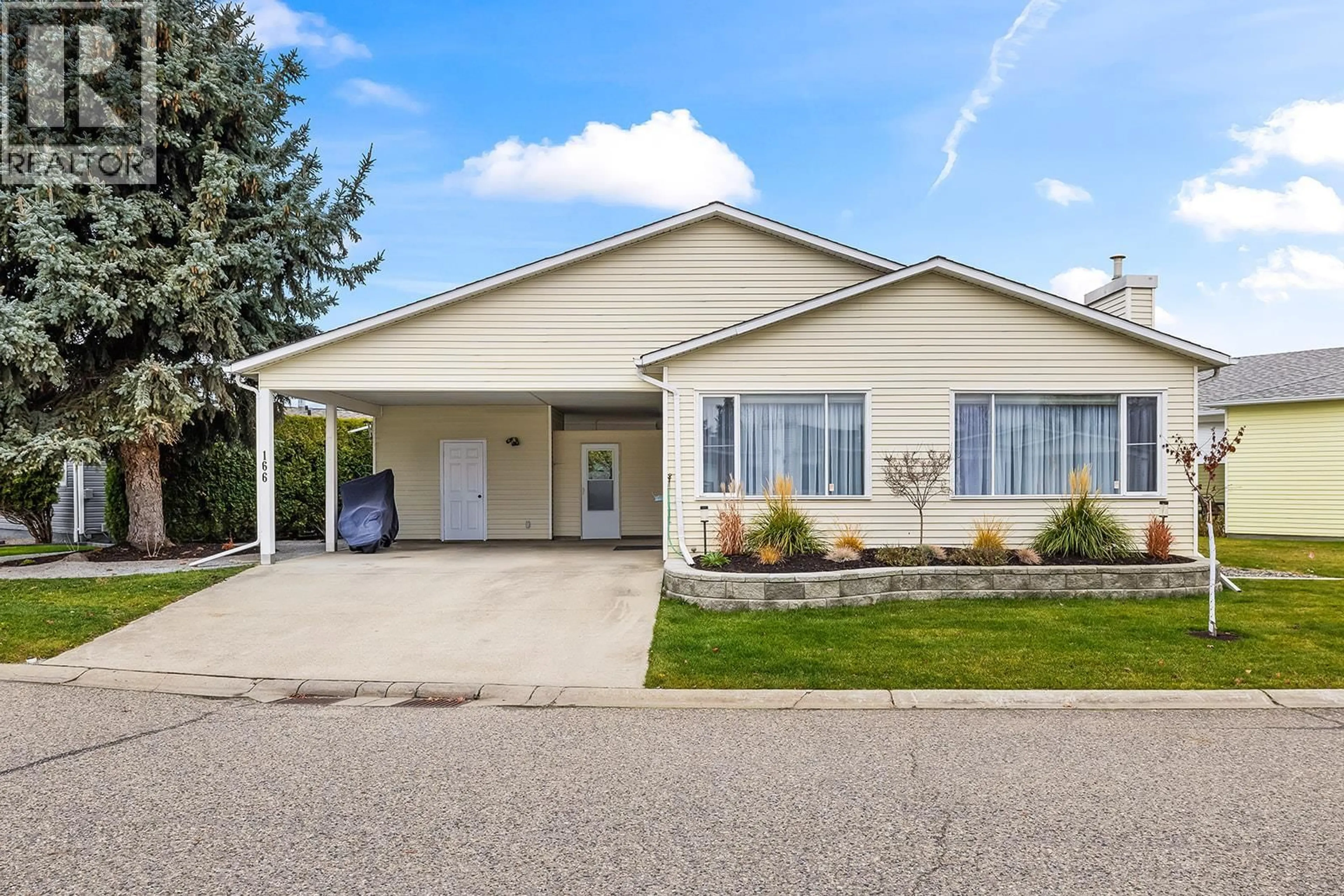 Home with vinyl exterior material, street for 166 - 1255 RAYMER AVENUE, Kelowna British Columbia V1W3S3