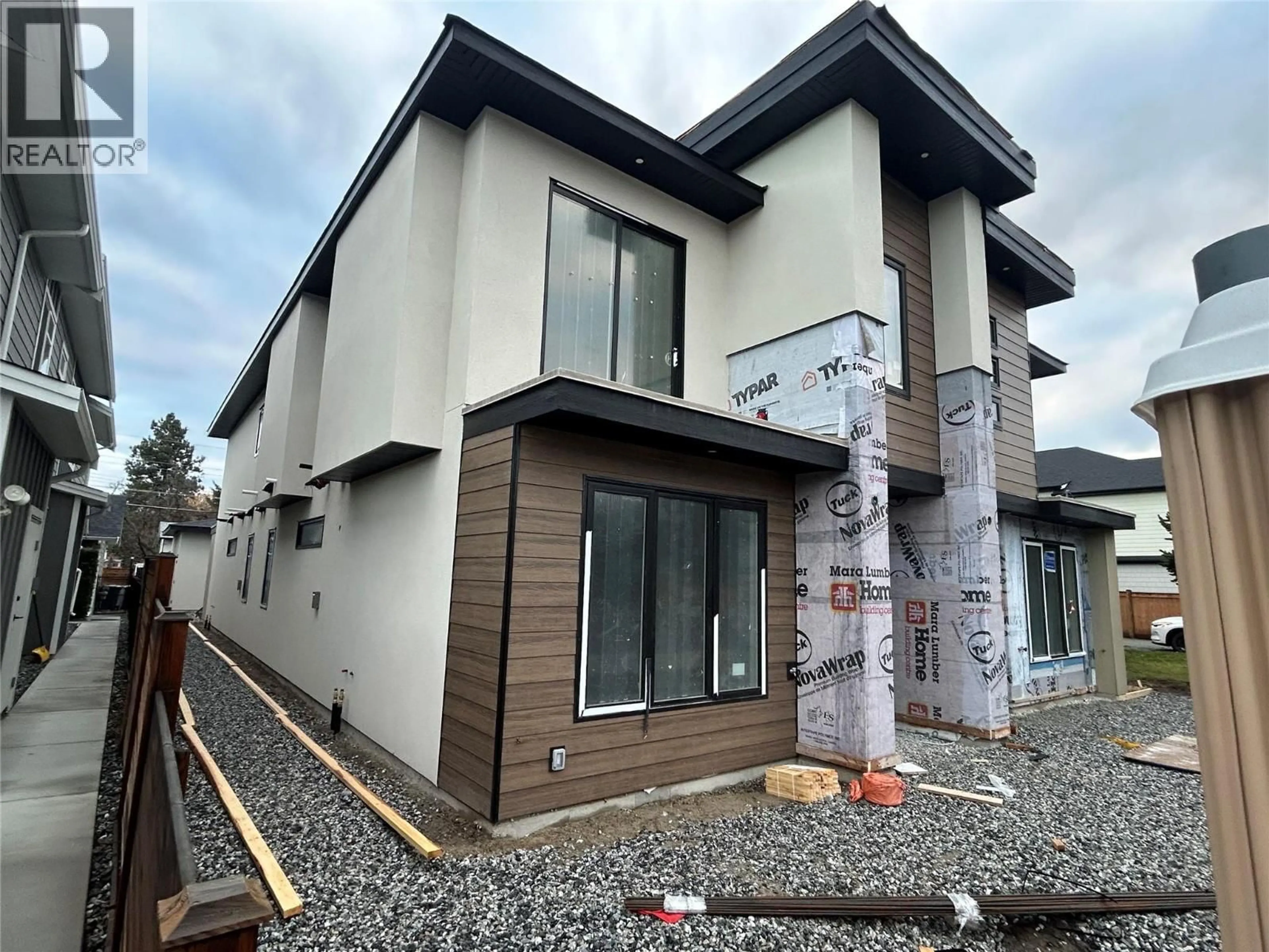 Home with brick exterior material, building for 2 - 796 GLENWOOD AVENUE, Kelowna British Columbia V1Y5M5