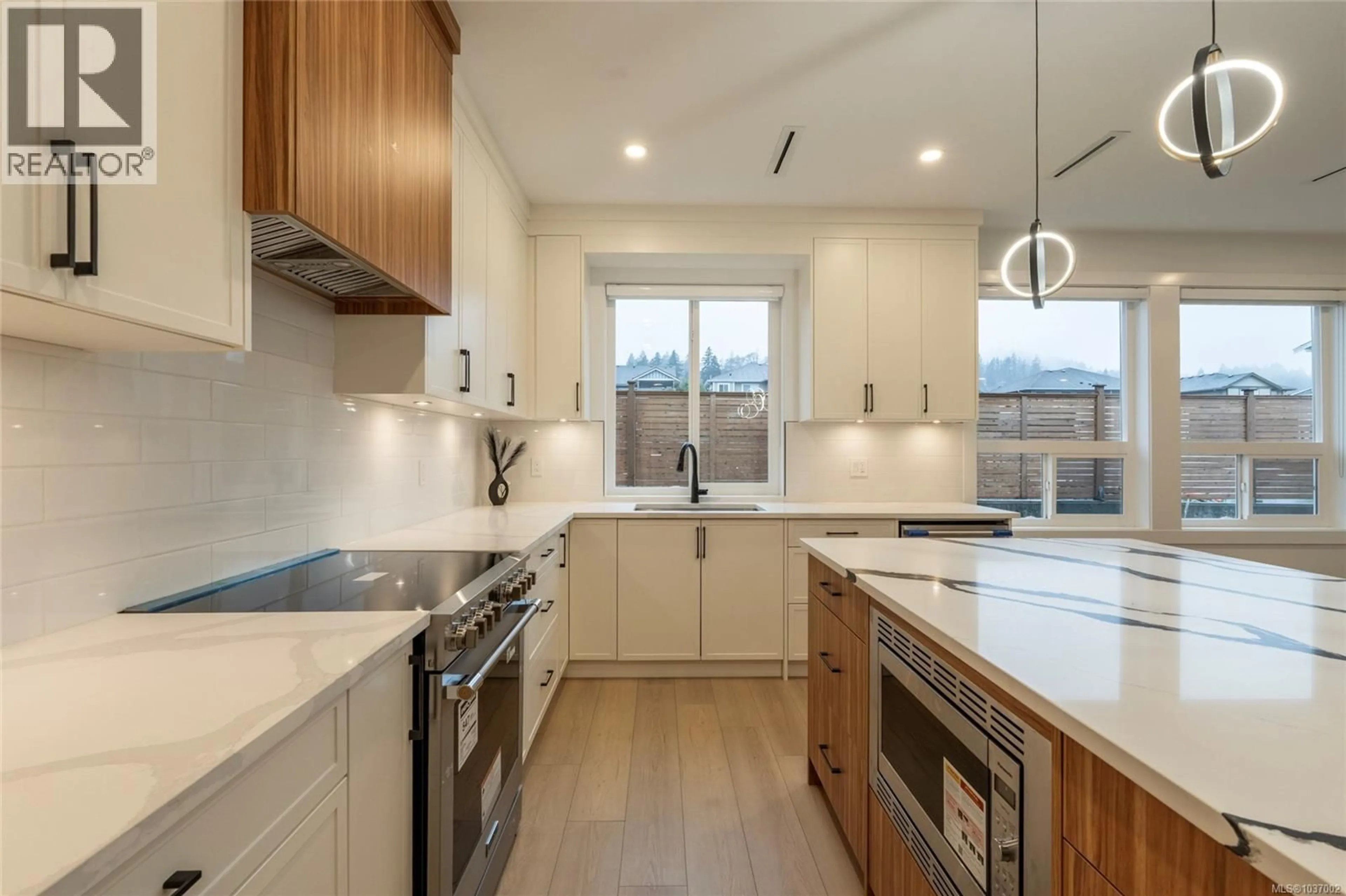 Contemporary kitchen, unknown for 2346 SWALLOW PLACE, Langford British Columbia V9B6Y6