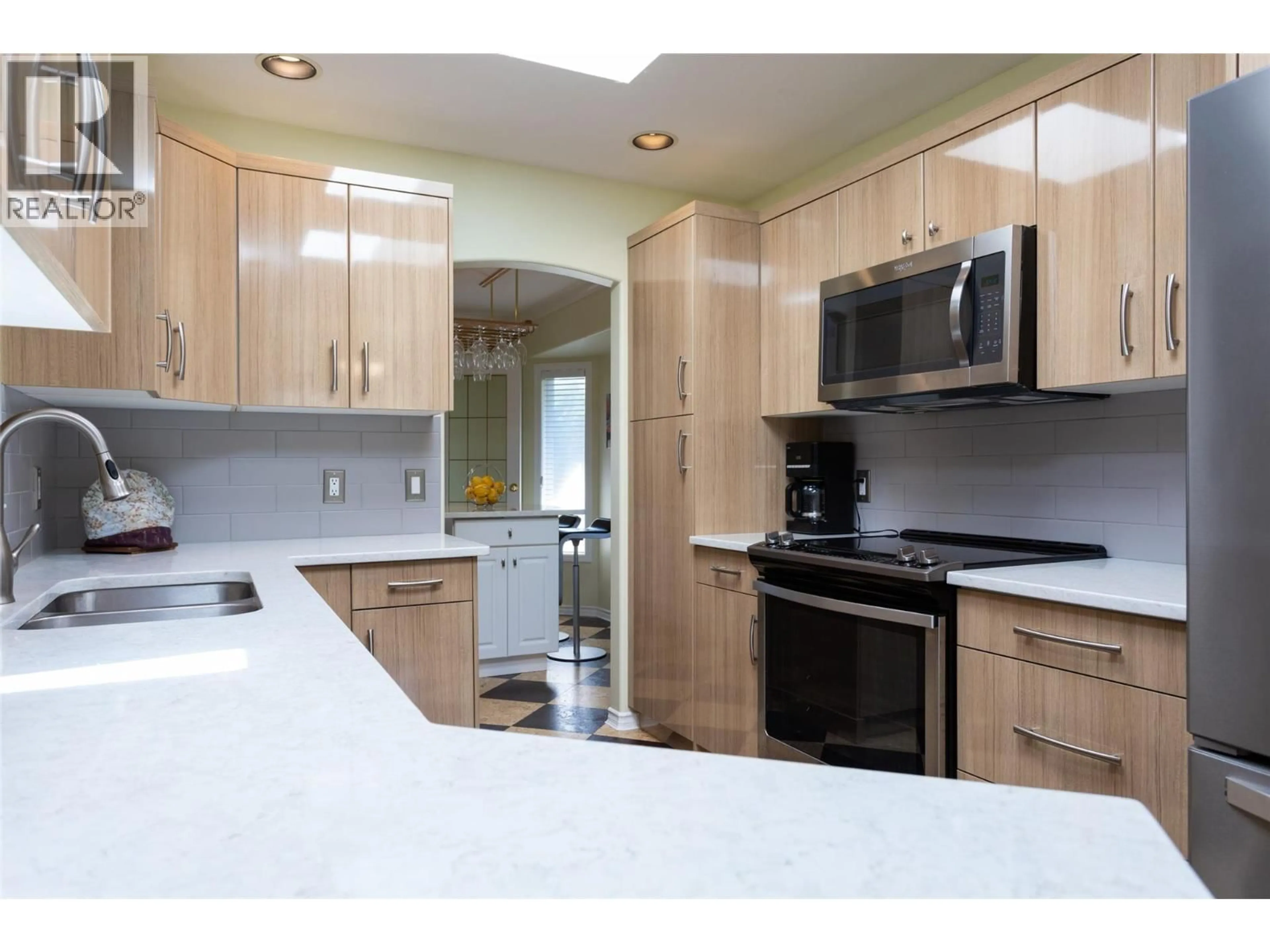 Standard kitchen, unknown for 2524 QUAIL LANE, Kelowna British Columbia V1V1Z9