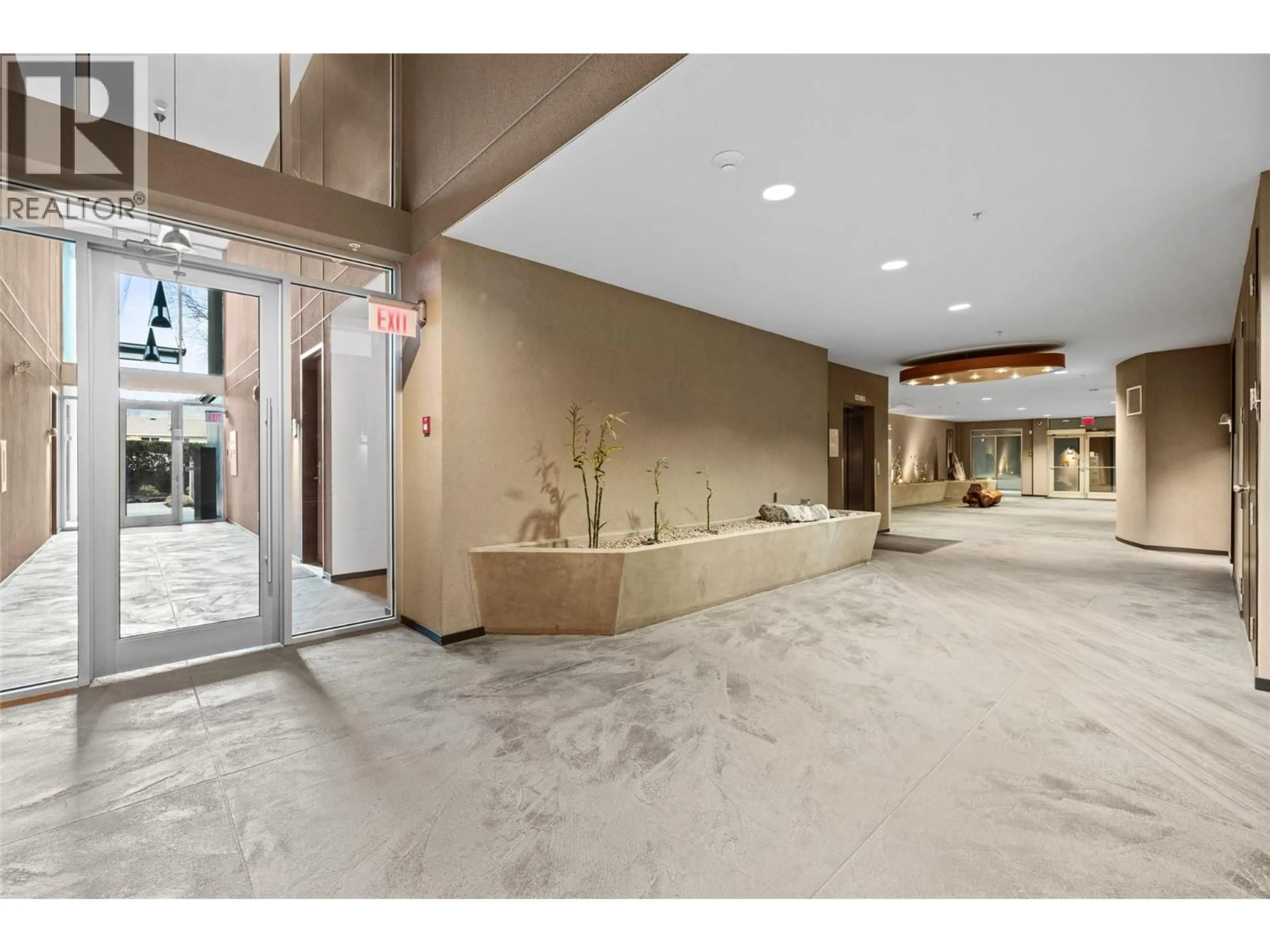 Indoor foyer for 406 - 1495 GRAHAM STREET, Kelowna British Columbia V1Y3B2