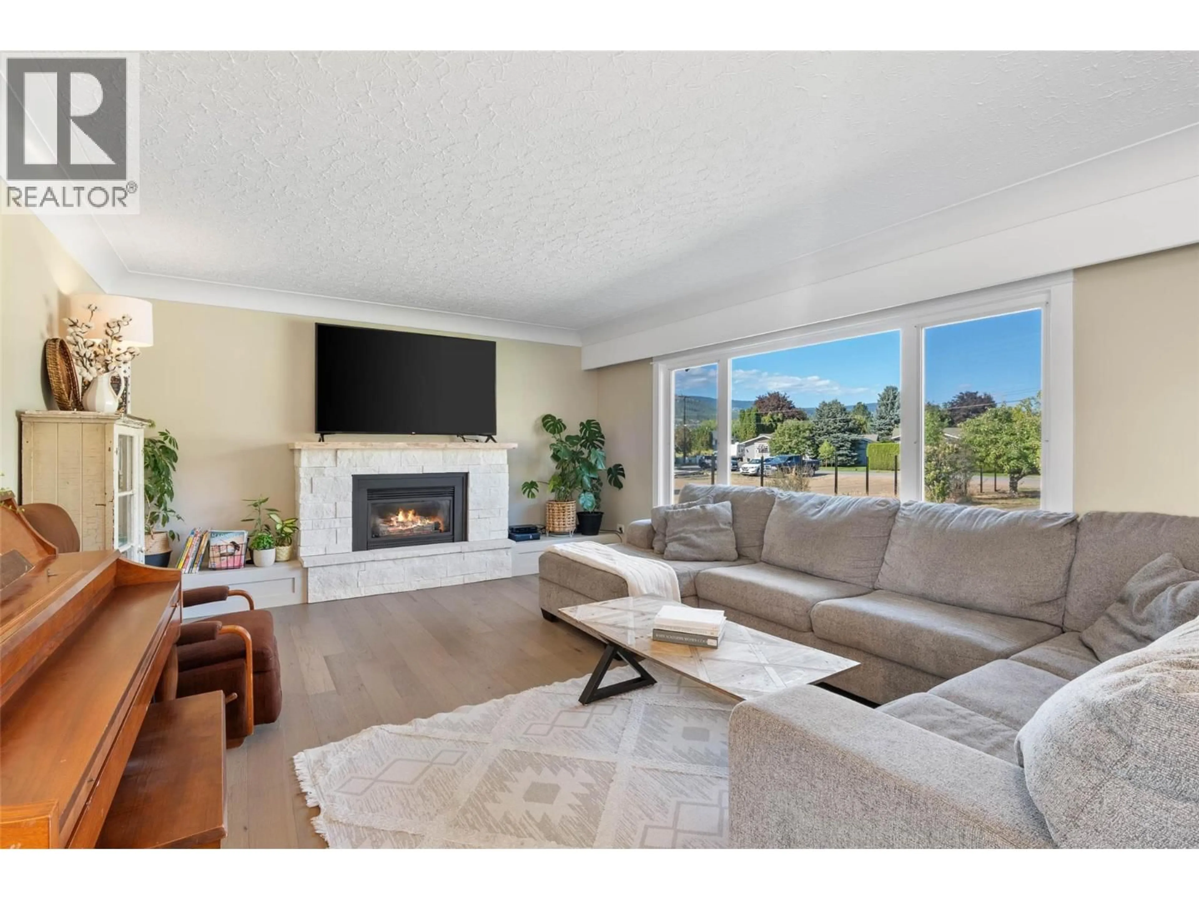 Living room with furniture, unknown for 203 MATTOCH MCKEAGUE ROAD, Kamloops British Columbia V2H1L2