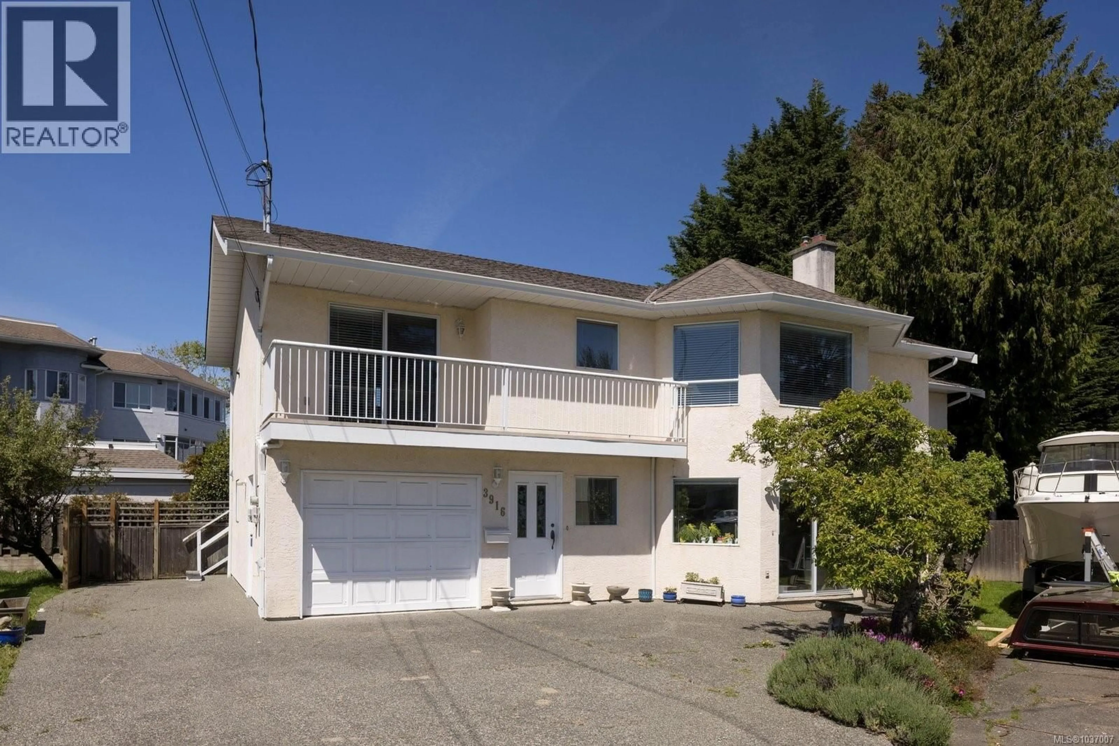 Home with vinyl exterior material, street for 3916 STAMBOUL STREET, Saanich British Columbia V8P4L2
