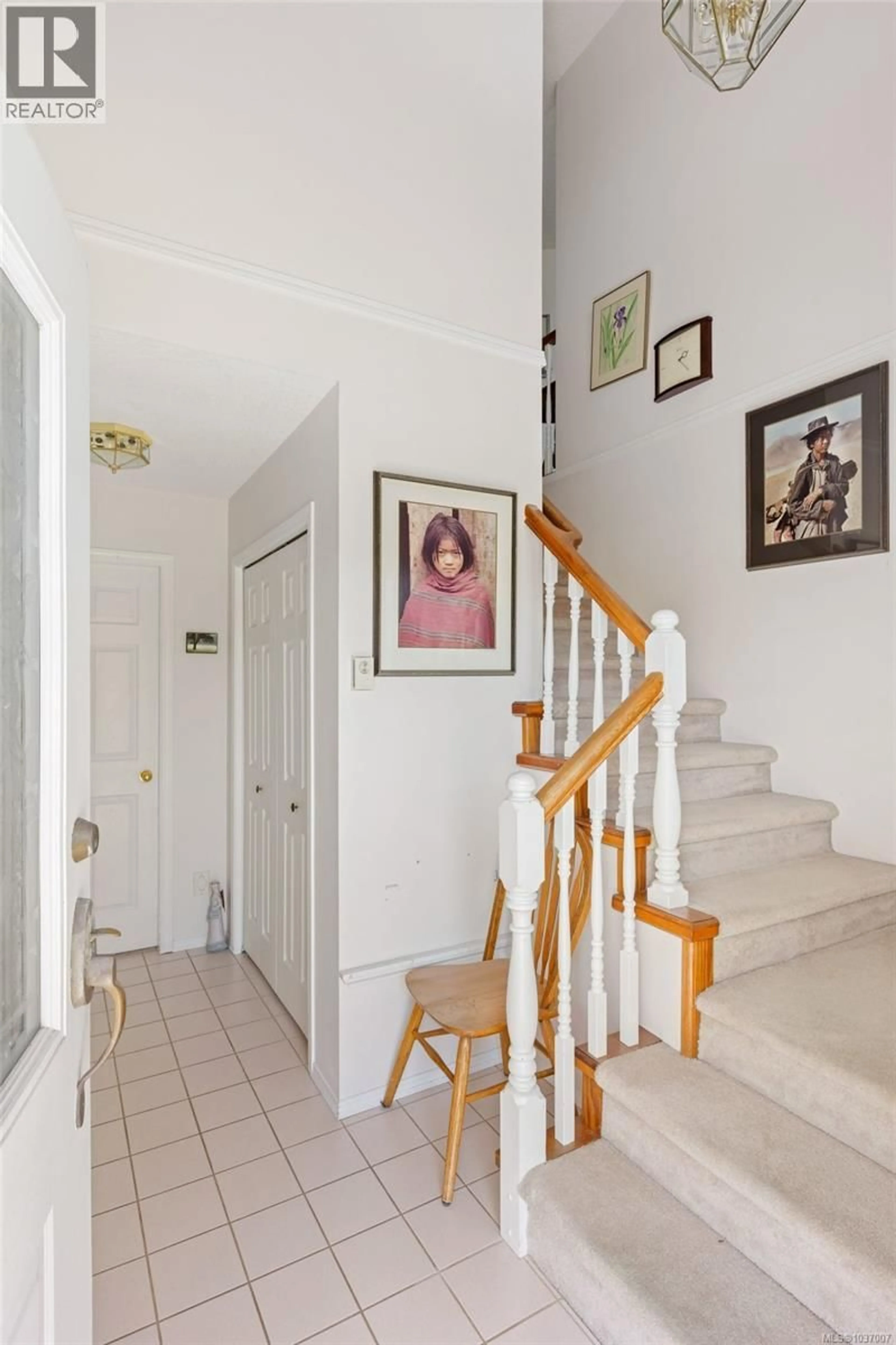 Indoor foyer for 3916 STAMBOUL STREET, Saanich British Columbia V8P4L2