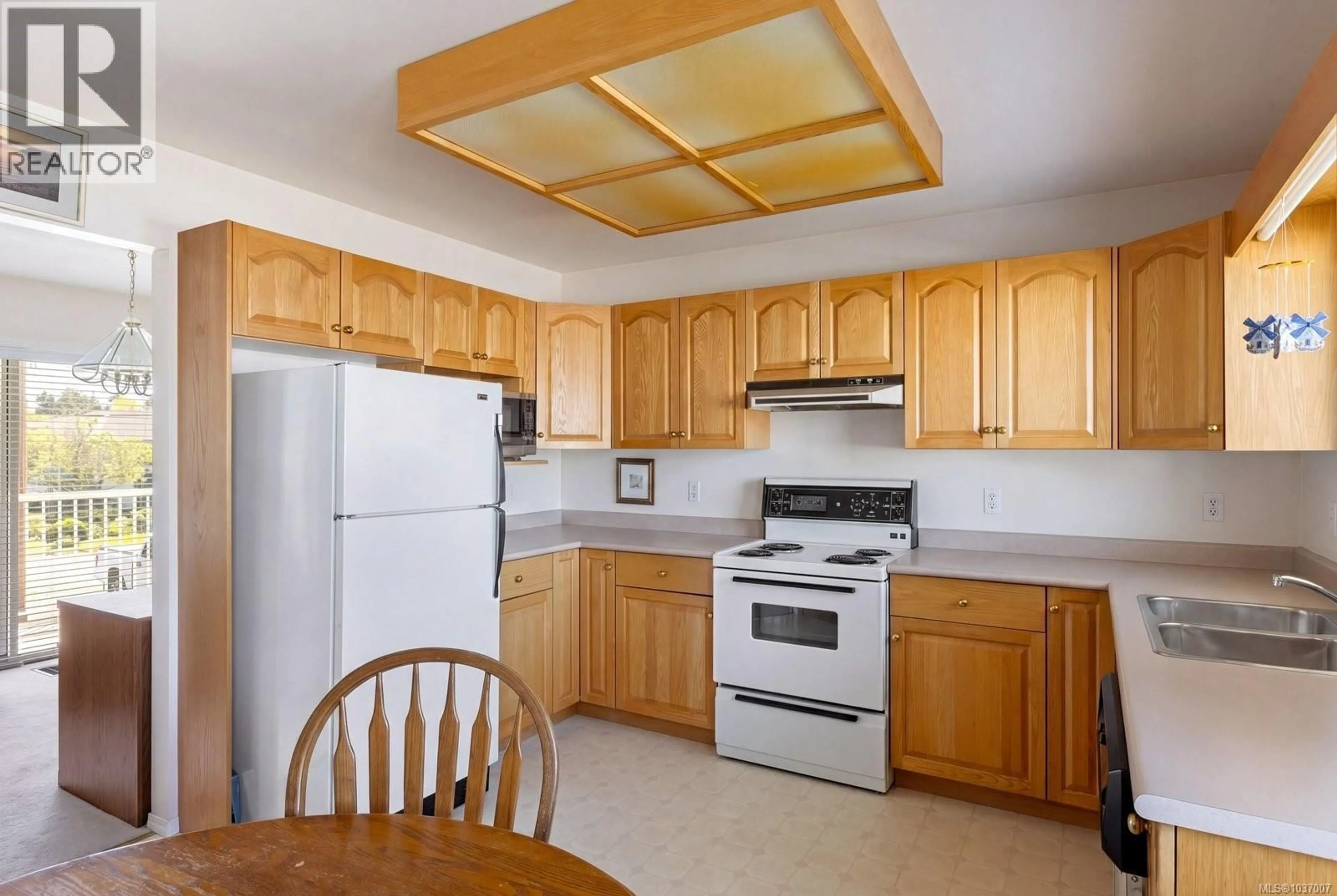 Standard kitchen, unknown for 3916 STAMBOUL STREET, Saanich British Columbia V8P4L2