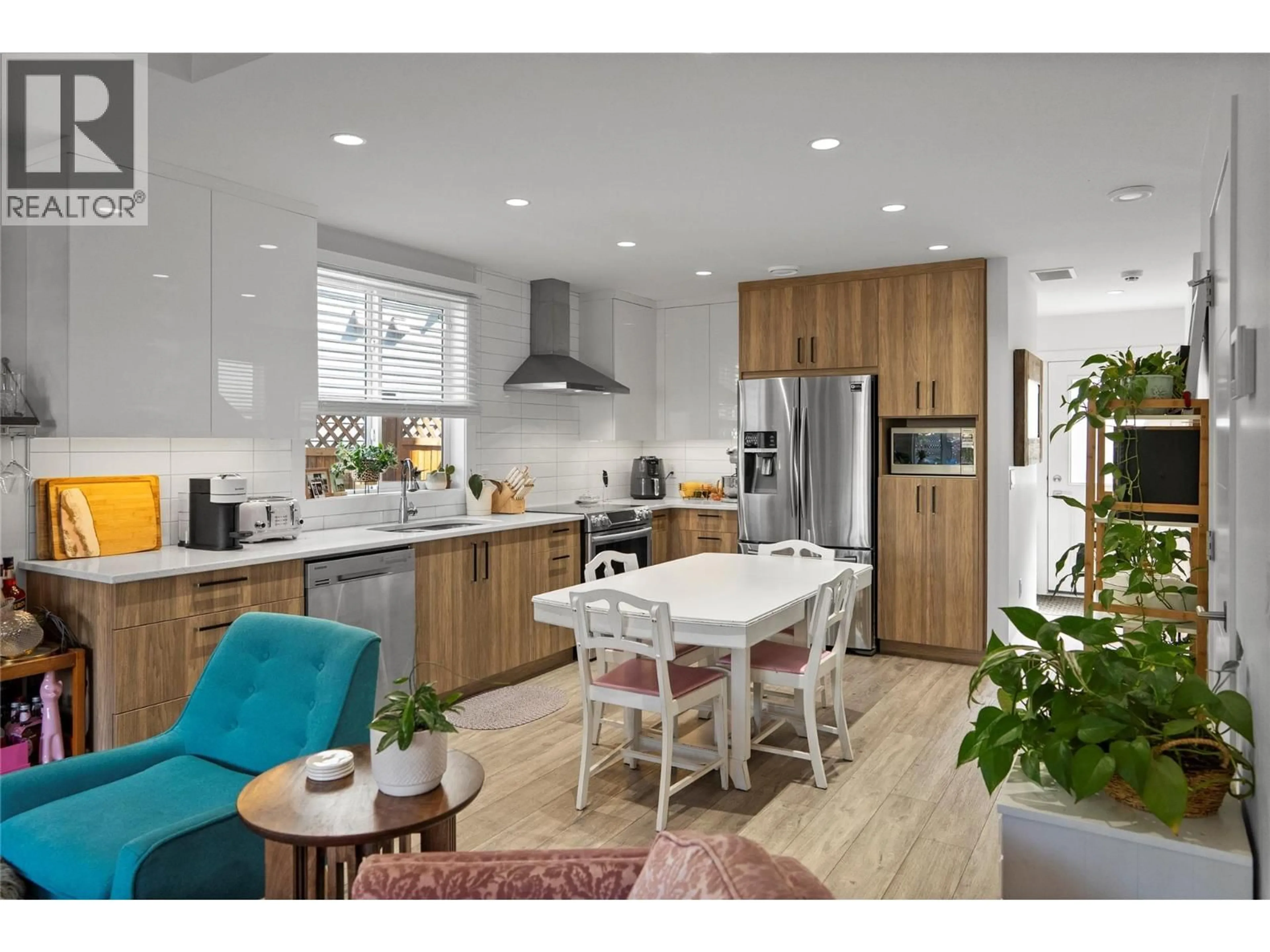 Open concept kitchen, wood/laminate floor for 727 CADDER AVENUE, Kelowna British Columbia V1Y5N7