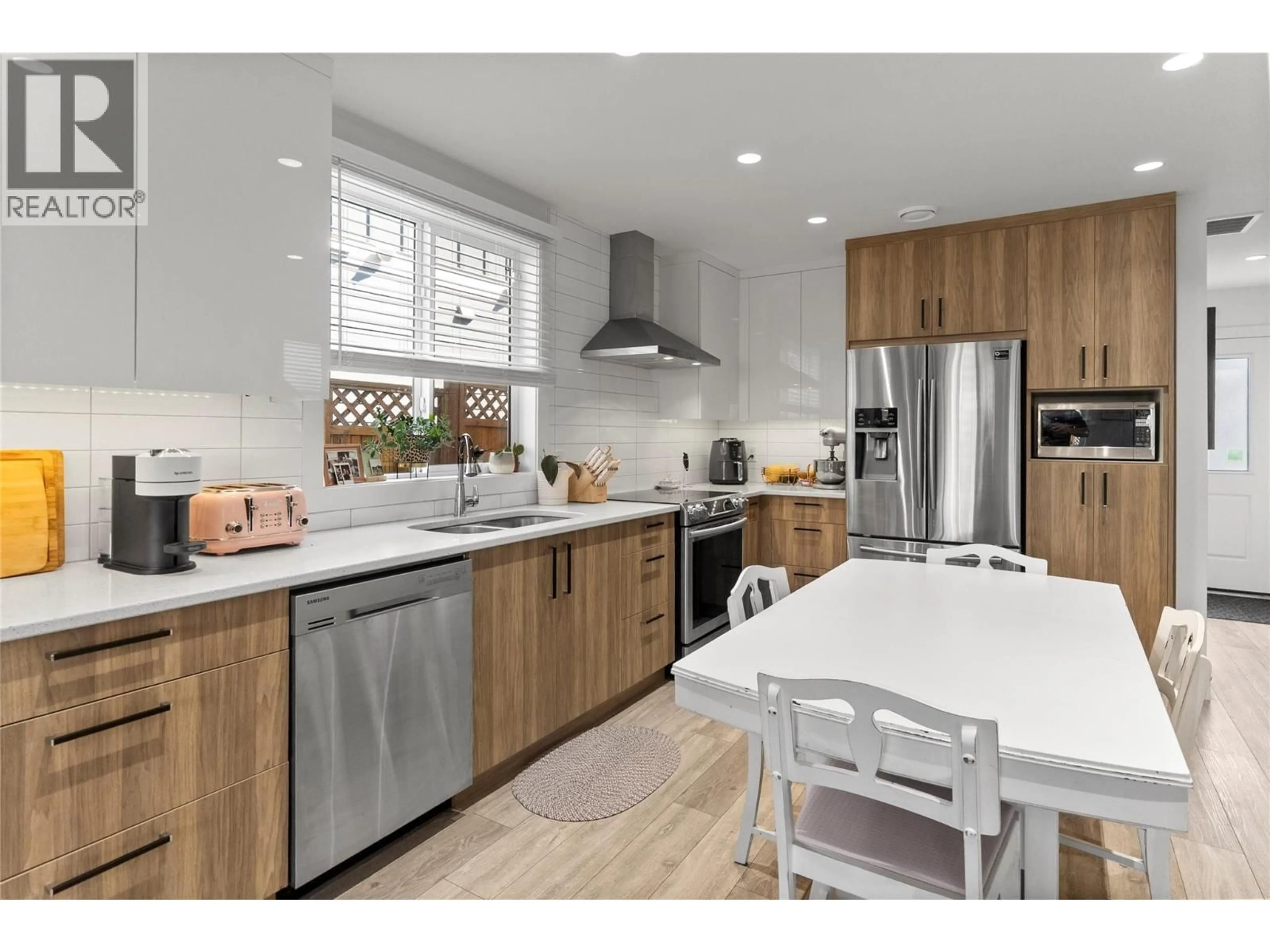 Open concept kitchen, wood/laminate floor for 727 CADDER AVENUE, Kelowna British Columbia V1Y5N7