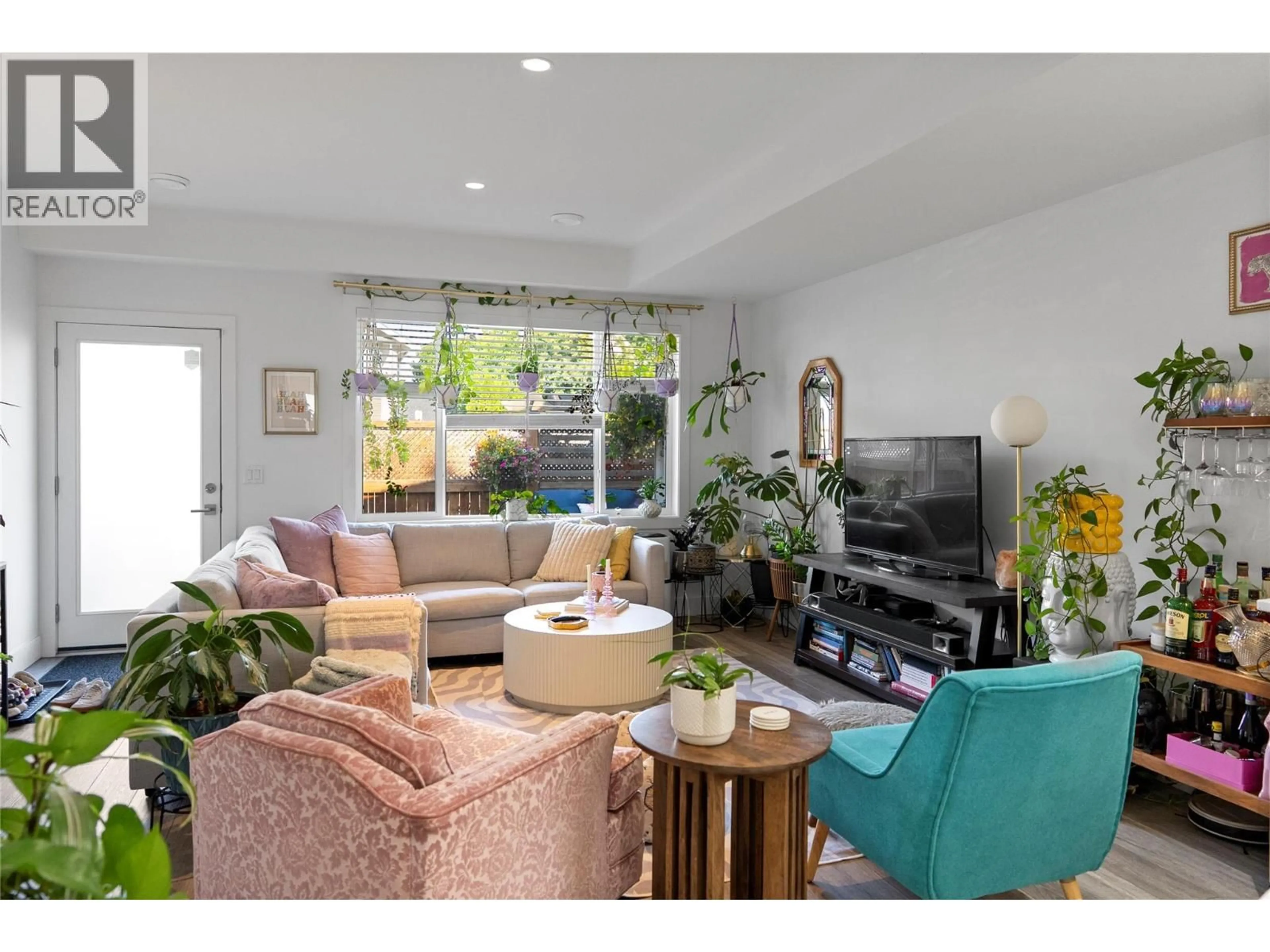 Living room with furniture, unknown for 727 CADDER AVENUE, Kelowna British Columbia V1Y5N7