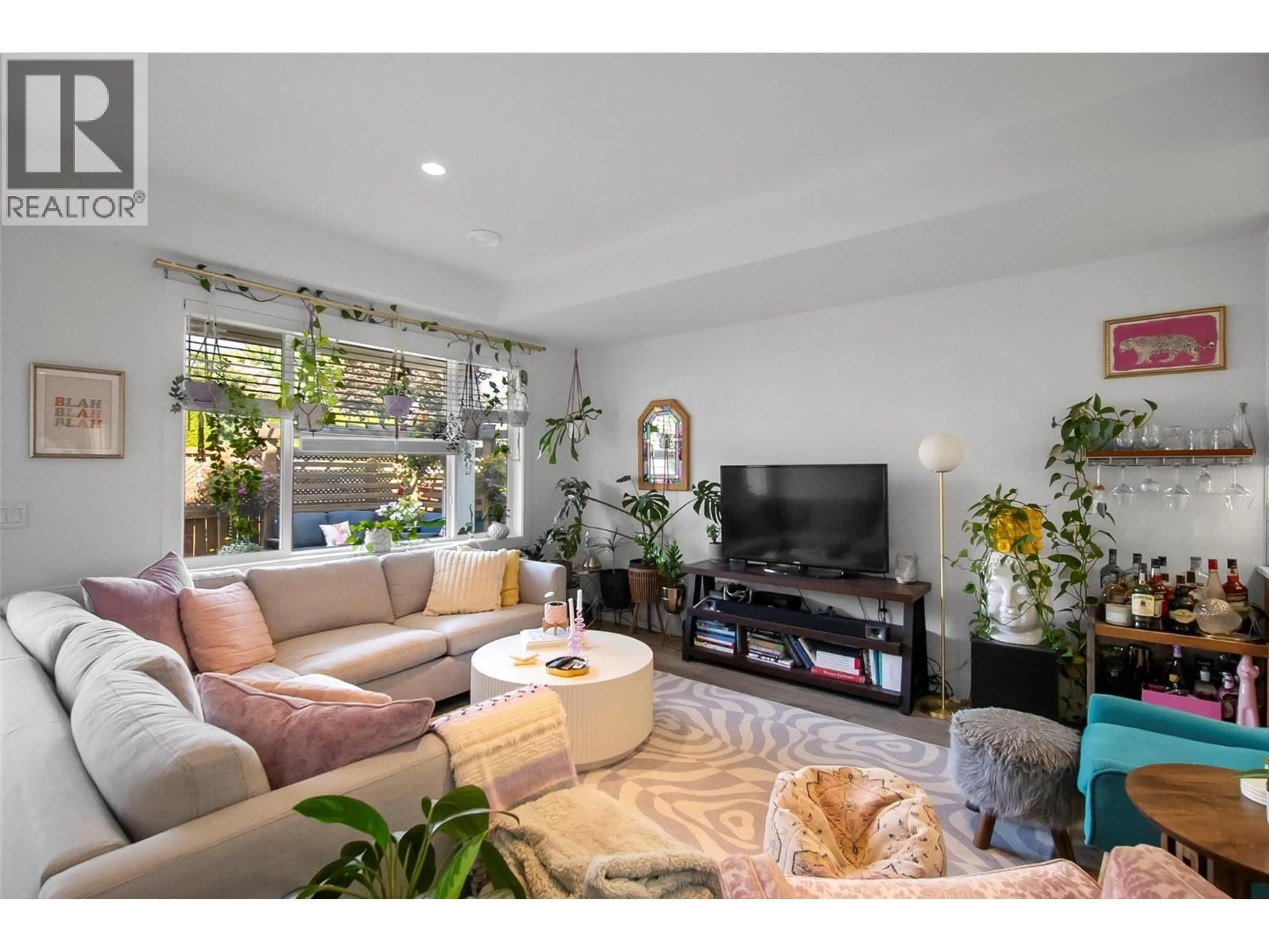 Living room with furniture, unknown for 727 CADDER AVENUE, Kelowna British Columbia V1Y5N7