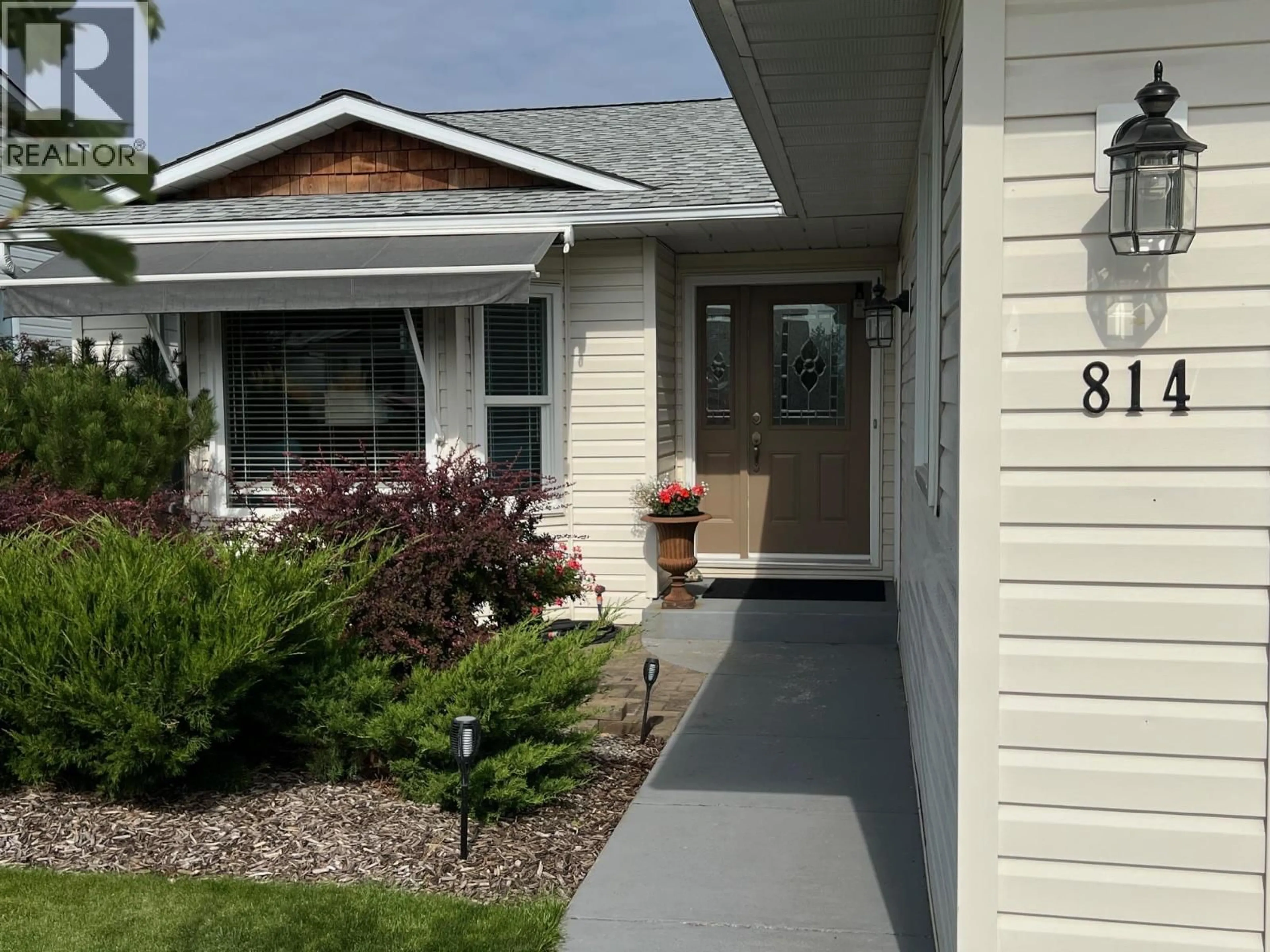 Home with vinyl exterior material, street for 814 8 AVENUE, Vernon British Columbia V1H1Z1