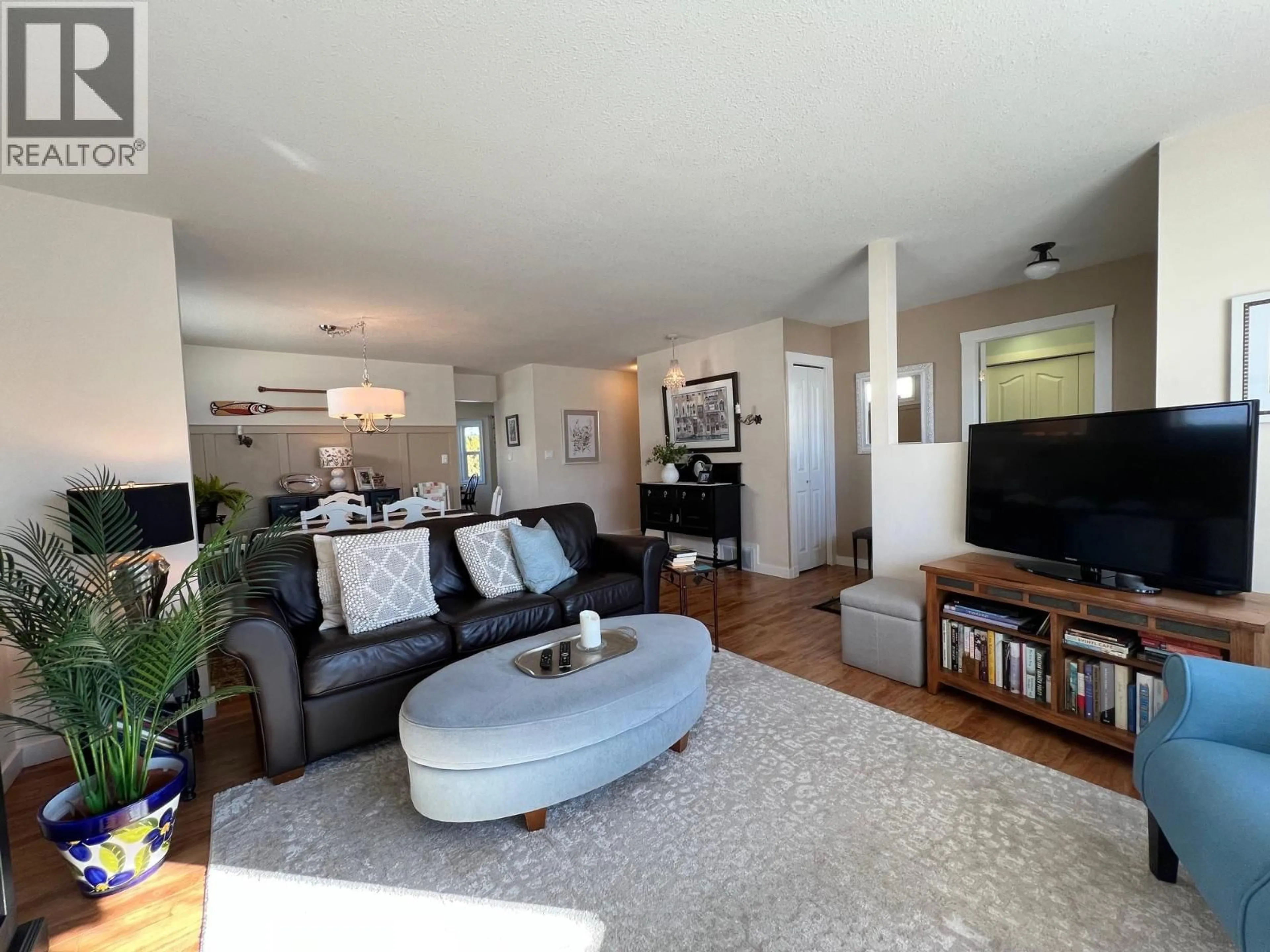 Living room with furniture, unknown for 814 8 AVENUE, Vernon British Columbia V1H1Z1