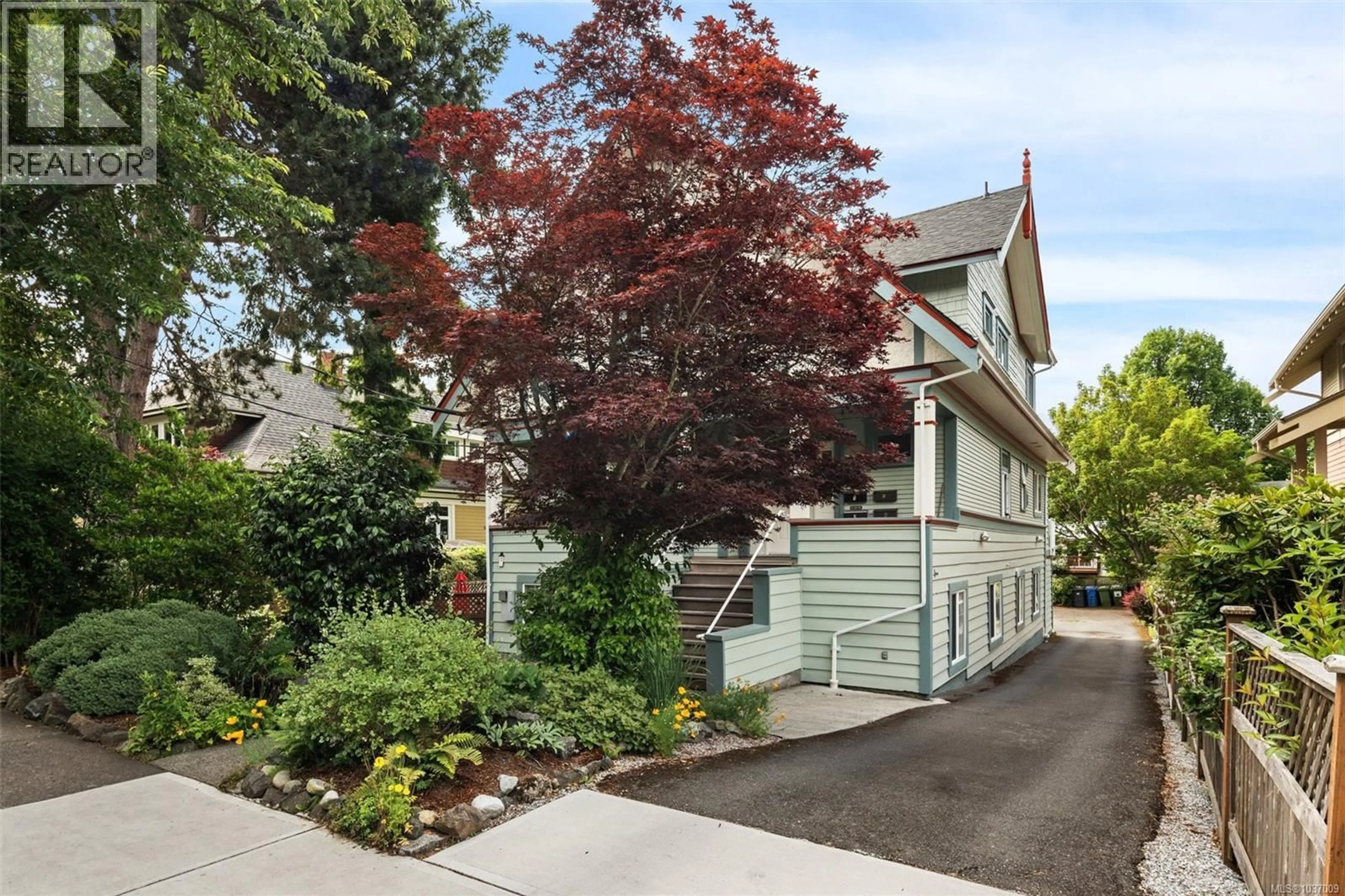 Home with vinyl exterior material, street for 3 - 1425 RICHARDSON STREET, Victoria British Columbia V9S1R1