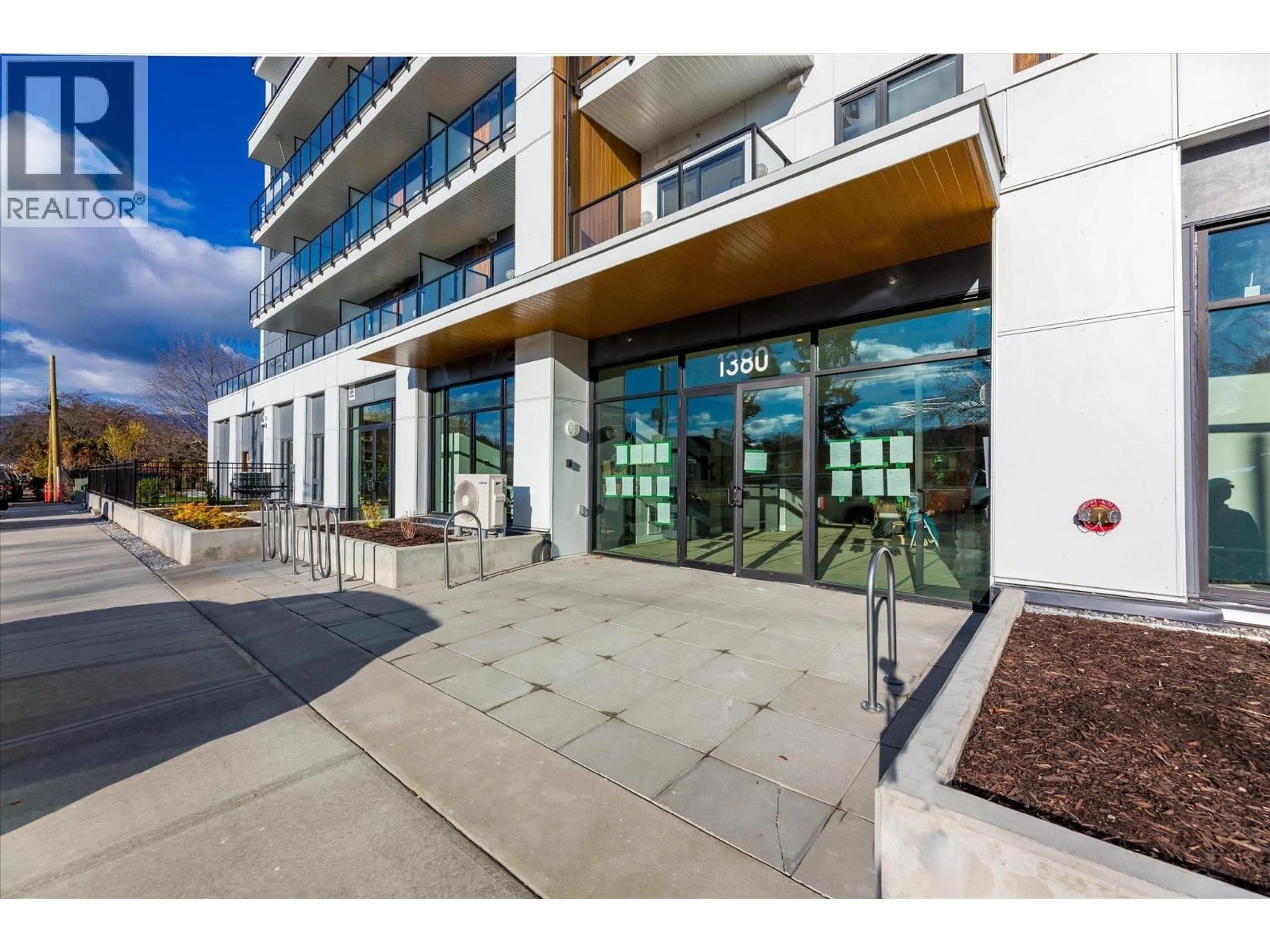 Indoor foyer for 208 - 1380 PRIDHAM AVENUE, Kelowna British Columbia V1Y0P7