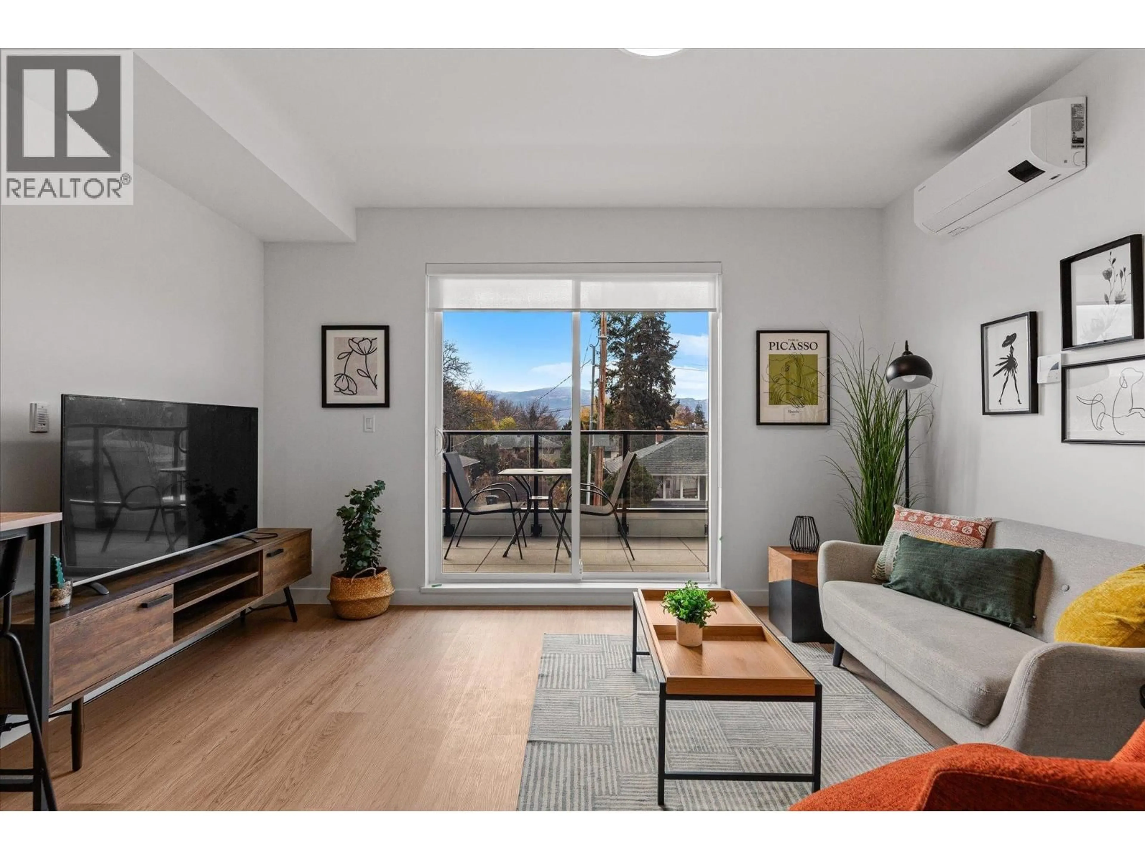 Living room with furniture, wood/laminate floor for 208 - 1380 PRIDHAM AVENUE, Kelowna British Columbia V1Y0P7