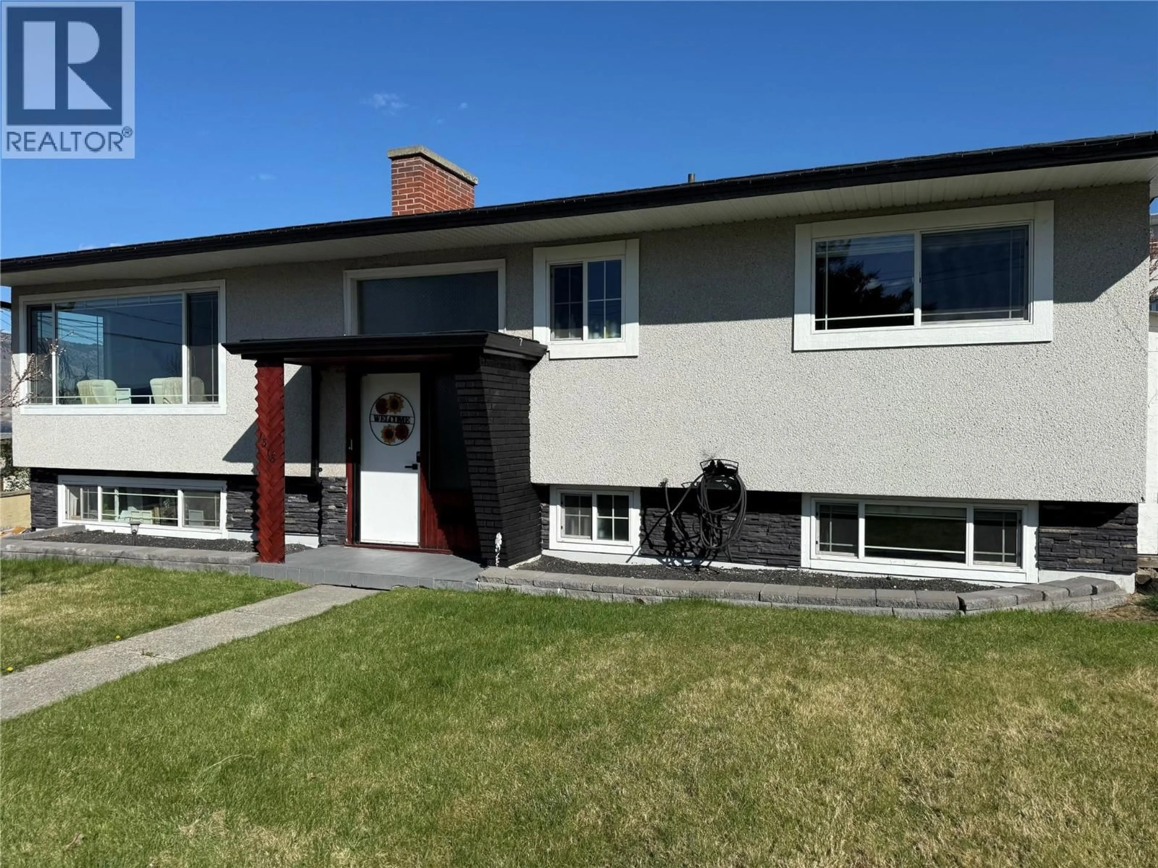 Home with vinyl exterior material, street for 1515 ROBINSON CRESCENT, Kamloops British Columbia V2C3J2