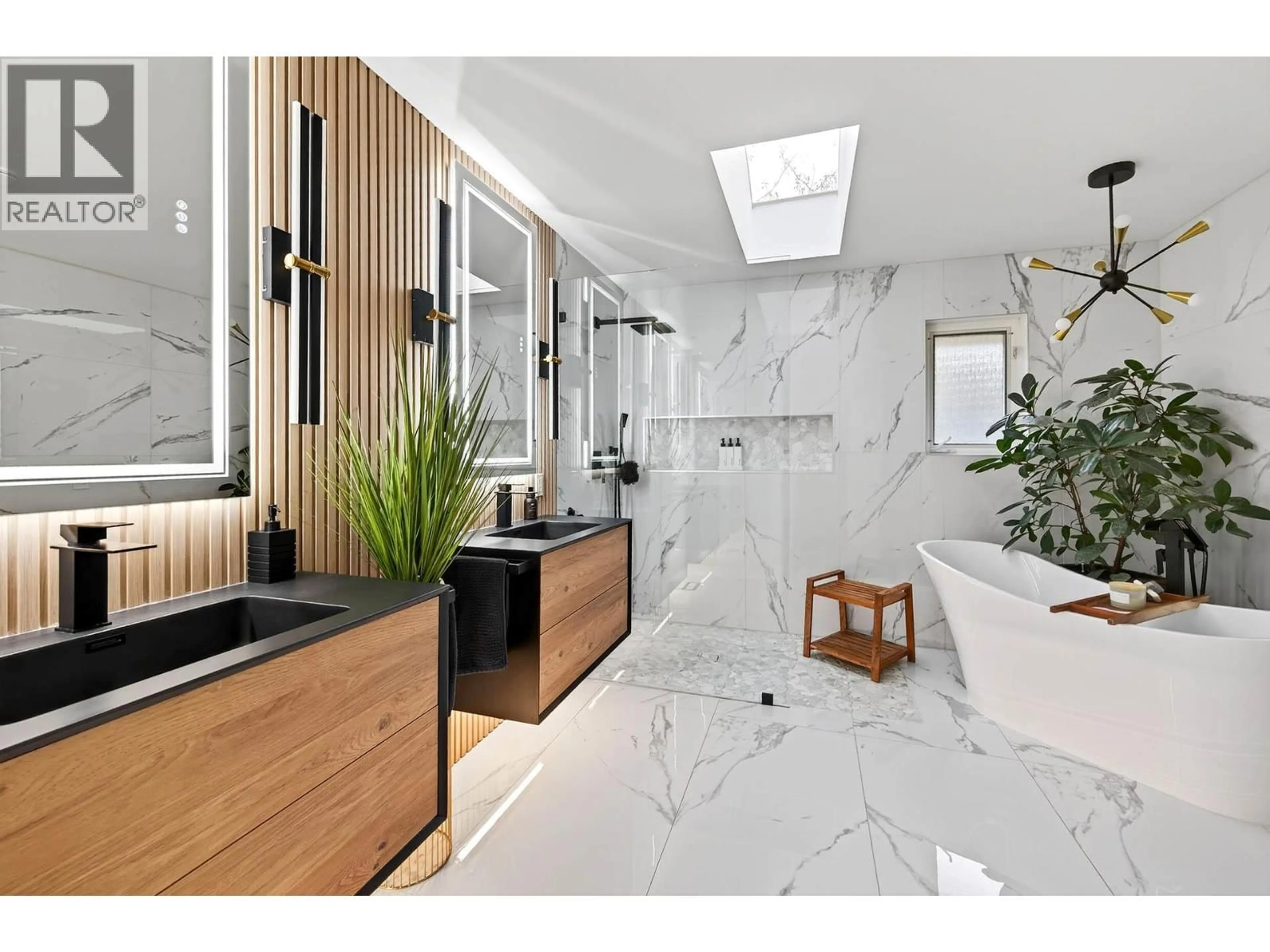 Contemporary bathroom, ceramic/tile floor for 1095 LAUREL PLACE, Kamloops British Columbia V1S1R1