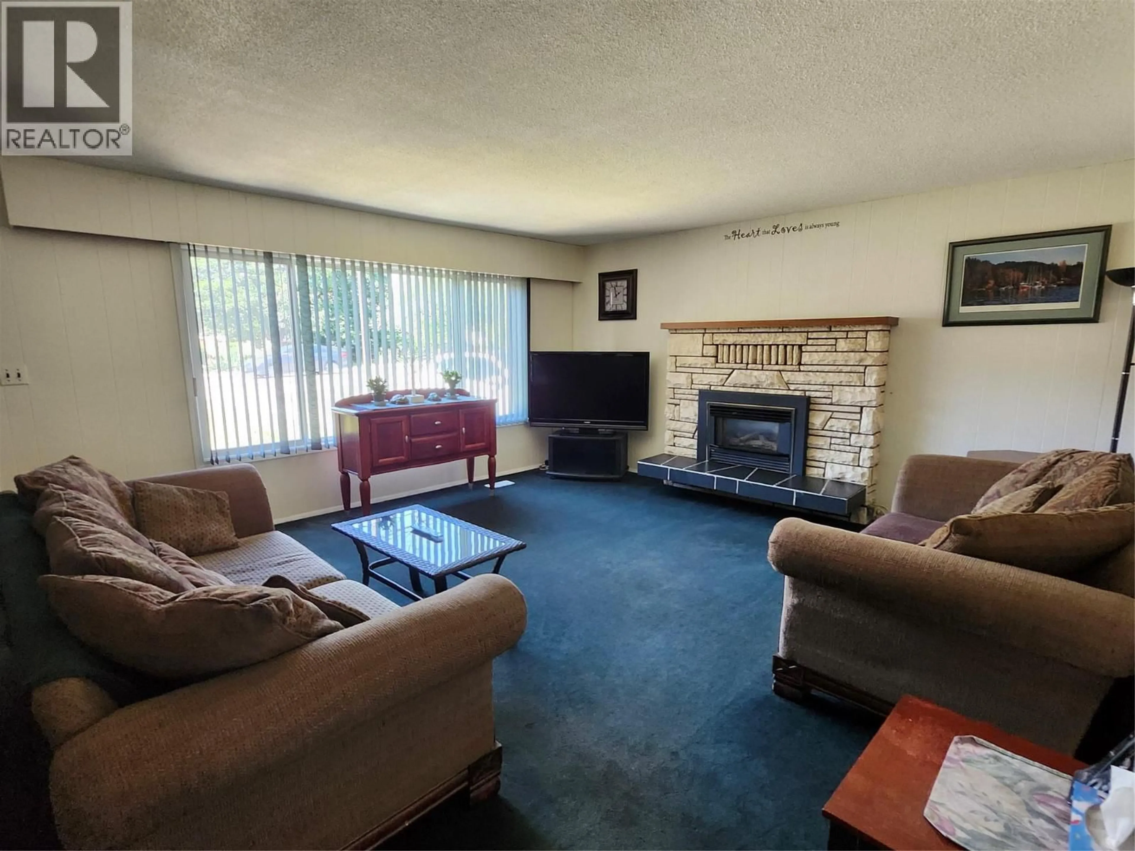 Living room with furniture, carpet floor for 6453 PARK DRIVE, Oliver British Columbia V0H1T3