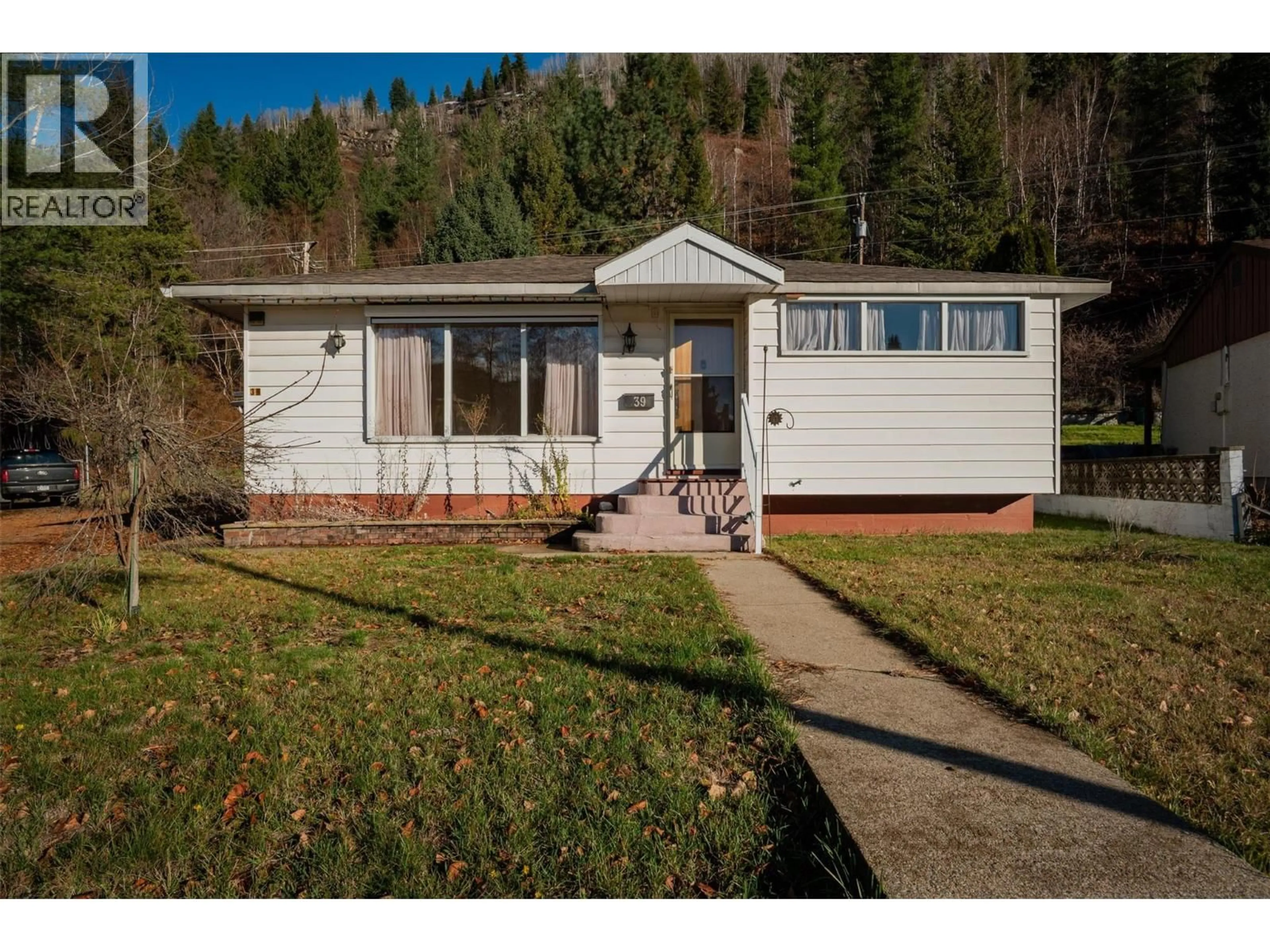 Home with vinyl exterior material, street for 39 HILLSIDE DRIVE, Trail British Columbia V1R1G7