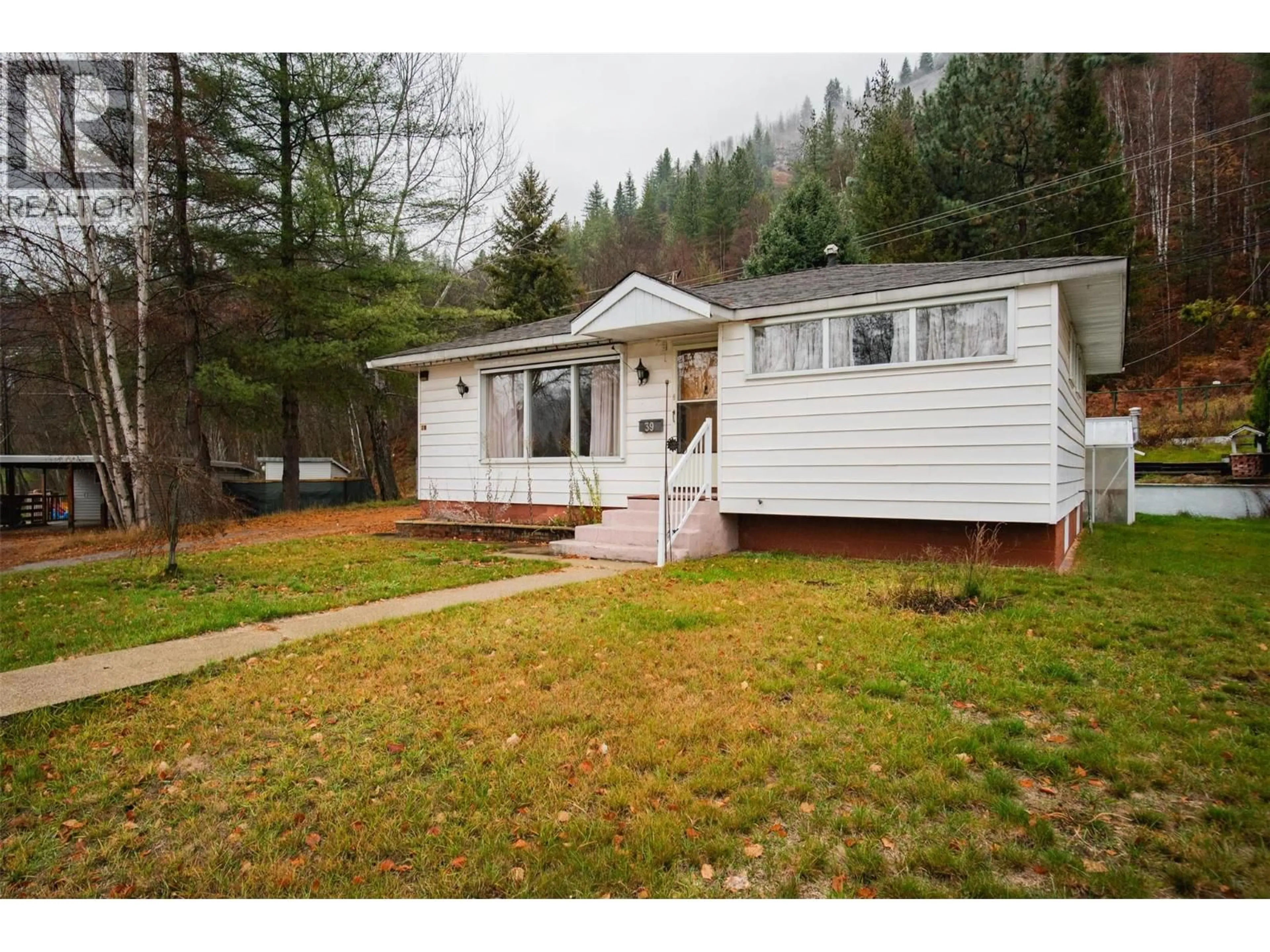 Home with vinyl exterior material, street for 39 HILLSIDE DRIVE, Trail British Columbia V1R1G7